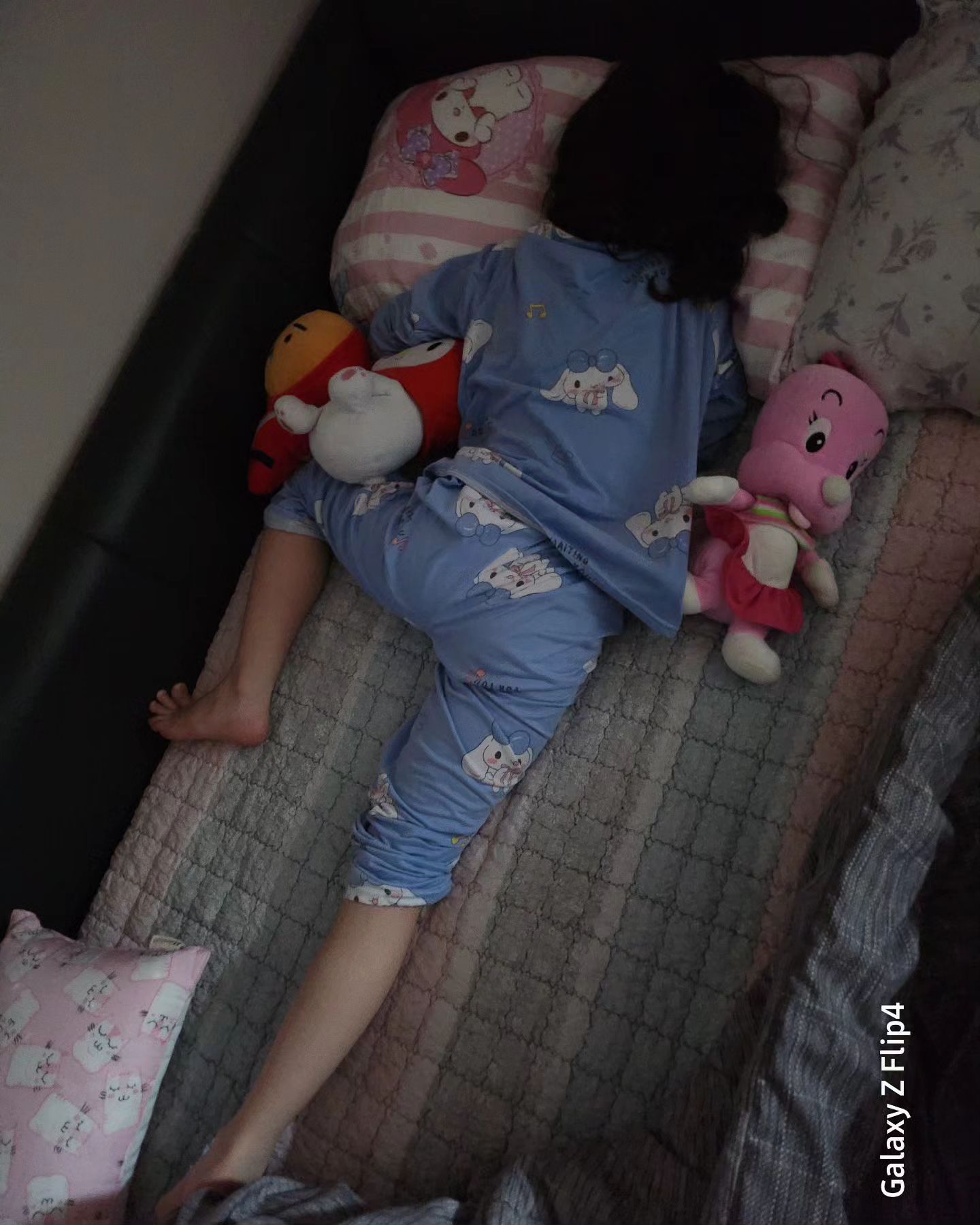 매번 너만 뭐라해서 미안해..
너에게만 엄격한 엄마라서 미안해..
니편이 되주지 못해서 미안해..

울다지쳐 잠든 널보며 이시간까지 숨죽여울면서
정작 니 앞에서는 다정해지지 못해서 미안해..

조금더 니 맘을 헤아려줄께..

온전한 니편이 되줄께..

#쉽지않은육아
#언제쯤잘할까 
#오늘도속상한밤 
#잠못이루는밤
#마음에도
#반창고가필요해 
#니맘에도
#내맘에도