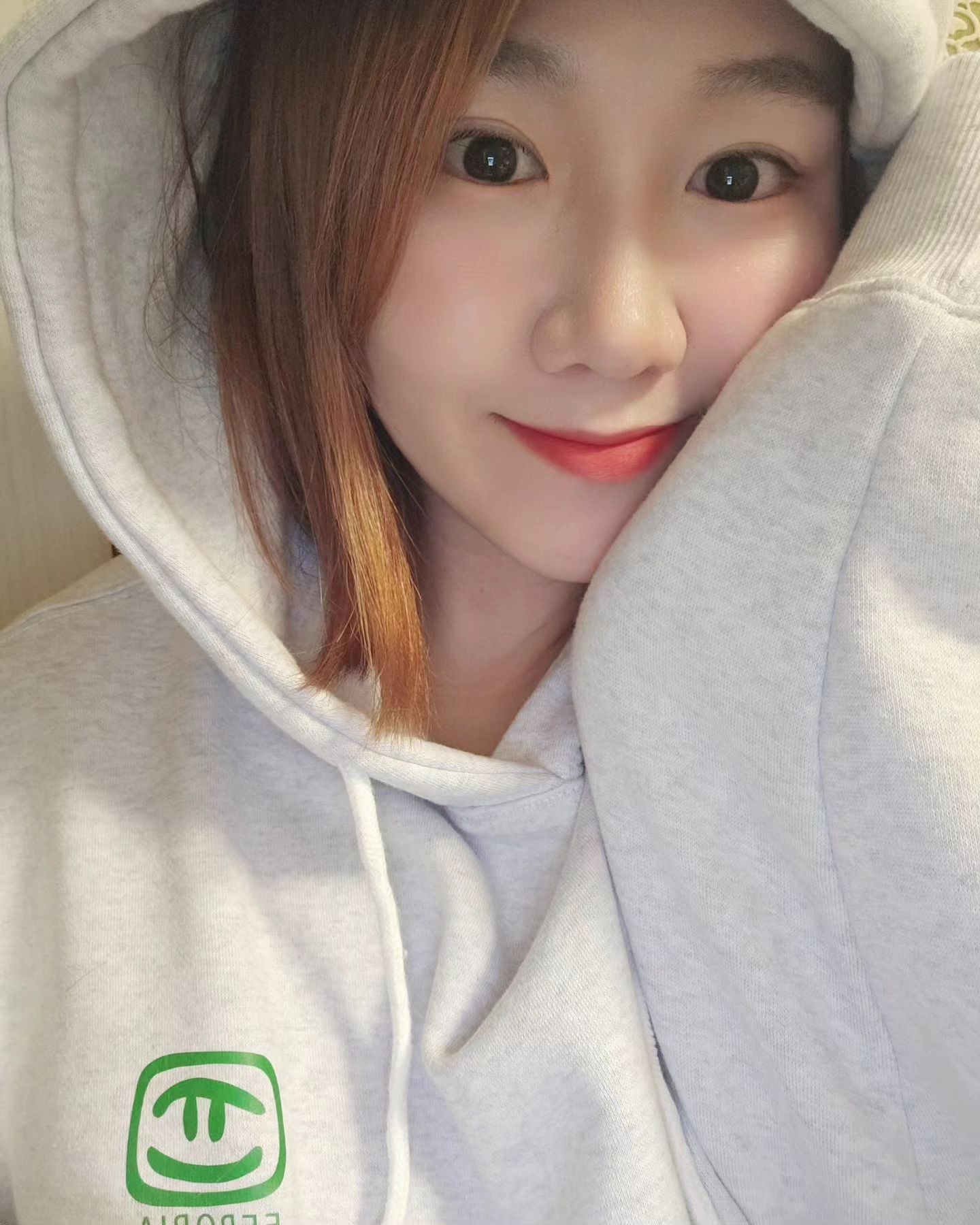 요즘 교복입구 셀카 feroria_ 
모자 크고 각잡힌거 찾기 어려웠는데 발견!
너무 편하고 기모라 따뜻하고 로고 귀엽고 다해~~~~~~ 
 #후드티추천 #커플후드티 
.
.
.
.
.
.
#후드티 #후드 #기모후드티 #겨울코디
#이뽀 #꾸안꾸 #커플룩추천 #후드티코디 #페로리아
#대박나세요 #국내제작 #믿고입어요 ❤️