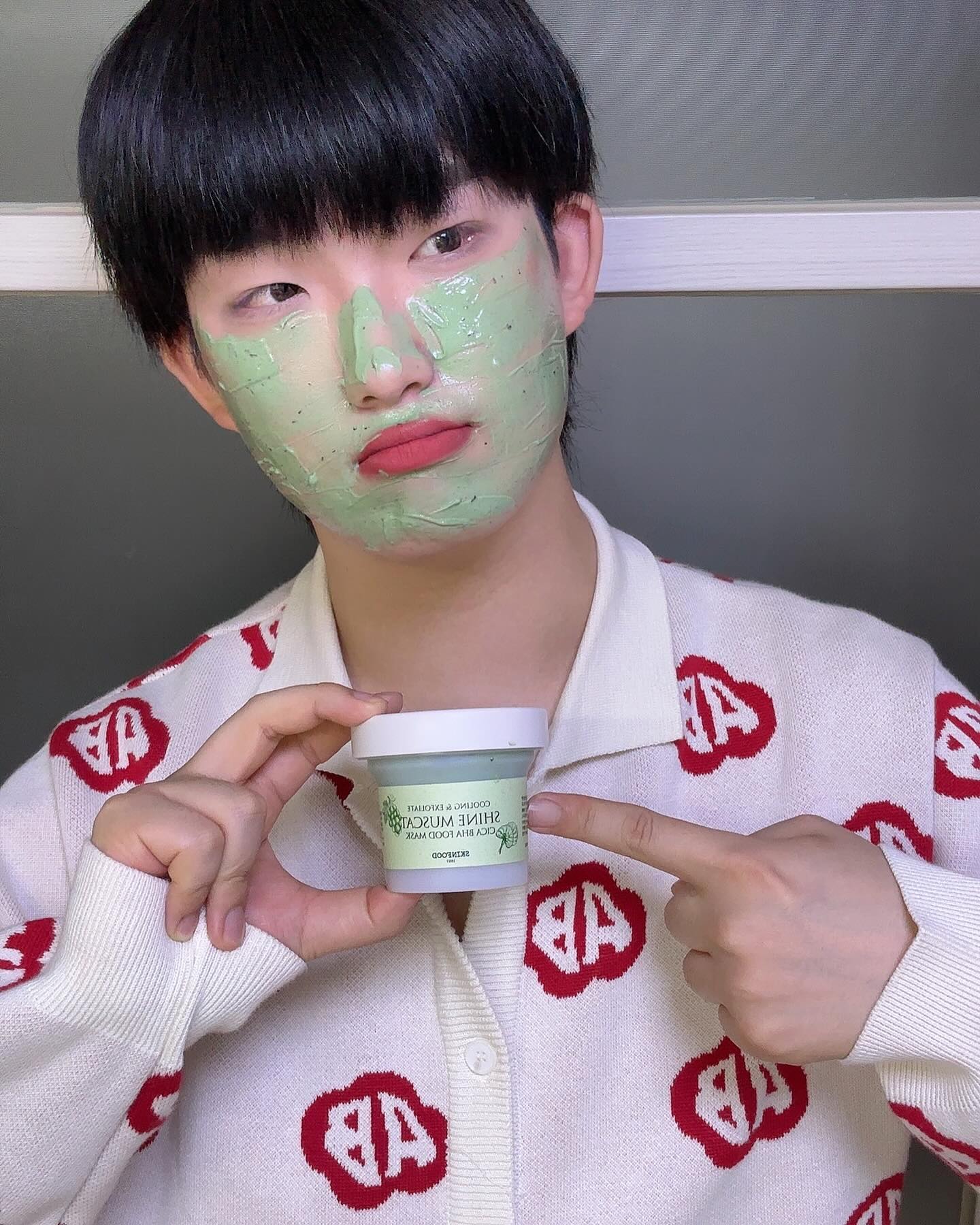 #내돈내산 skinfood_official
안녕하세요 시월입니다 :)
제가 스킨푸드에서 제일 좋아하는 라인이
바로 푸드마스크 라인인데요.
그래서 푸드마스크 라인에서 신상이 나오면
일단 주저하지 않고 사서 써보는 스타일이예요.

이번에 새로 나온 푸드마스크인
샤인머스캣 시카 바하 푸드마스크 사용해봤어요.
샤인머스캣 푸드마스크는 울긋불긋한 피부와
들뜬 각질을 쿨링 진정시켜주는 역할을 한다고 해서
기대감을 안고 구매해 사용해봤는데,
설명이 아주 정확하더라고요.

저는 붉은기가 쉽고 잦게 올라오는 피부인데,
붉은기만 올라올 때도 있고 열감까지 올라올 때도 있어요.
그런 상황에서 이 샤인머스캣 푸드마스크를 사용해주니
피부의 온도도 내려가고 붉은기도 확 내려가게 해주더라고요?
붉은기와 열감 때문에 매일이 스트레스인 저로써는
이미 이것 만으로도 너무 만족스러웠어요!
요새 날이 더워지고 있는데 쿨링감 때문에
피부 온도를 효과적으로 낮춰줘서,
아주 잘 쓰고 있어요 :)


제형은 크림 제형인데,
무겁거나 답답하게 느껴지지 않는 무게감이예요.
수분감이 많이 느껴지고 약간 매끈탱글?한 제형입니다.
얇게 펴바르기 좋다고 느꼈고,
알갱이는 풀잎 가루? 같은 게 들어있는데
스킨푸드에서 유명한 슈가 마스크처럼
스크럽 느낌까진 아니라 자극은 없어요 :)
향은 샤인머스캣 향이 아니라
풀 향과 민트 향이 섞인 은은한 향기입니다.

#스킨푸드 #skinfood #foodmask #푸드마스크 #워시오프 #워시오프팩 #washoff #팩 #팩추천 #마스크 #마스크팩 #워시오프팩추천 #스킨푸드푸드마스크