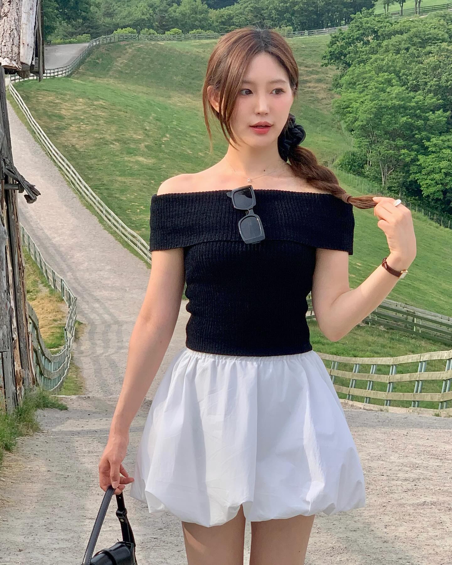 여기 완전 강원도 스위스잖아..⛰️🐑 그동안 양떼목장가면 양들 먹이주느라 바빴는데, 위로 올라오니 이런 멋진 절경이 🤍 가실분들은 여기 경치도 꼬옥 즐겨주세요 🖤🖤
.
.
.
.
#대관령양떼목장 #벌룬스커트 #벌룬스커트코디 #스커트코디 #스커트추천 #여자코디추천 #데일리룩 #데일리룩코디 #여자쇼핑몰 #20대여자쇼핑몰 #스토어팜쇼핑몰 #여름코디 #dailylook