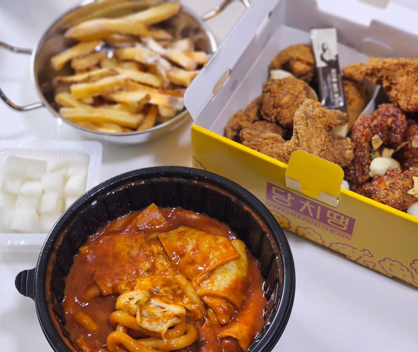 #협찬

요즘 다시금 핫한 당치땡의 서브 브랜드 #당떡땡 에서
치떡 세뚜세뚜🧡

매일매일 교체하는 깨끗한 기름에서 튀긴 바삭한 치킨에
매콤한 떡볶이 조합은 못참지!!!

이 글을 보는 순간 #당신은지금떡볶이가땡긴다 😵‍💫 

떡볶이 매운맛 선택 가능해서 아주매운맛 시켰더니 아주 제대로 ㅋㅋ
매운 떡볶이에 바삭고소한 후라이드로 불꺼주기~

트러플 솔티 파우더 넘 맛나 :P

시원한 치맥 한잔으로 하루 마무리~!

#로제떡볶이 #신상떡볶이 #떡볶이추천 #떡볶이맛집 #치킨맛집 #치떡 #치떡맥 #야식 #야식스타그램