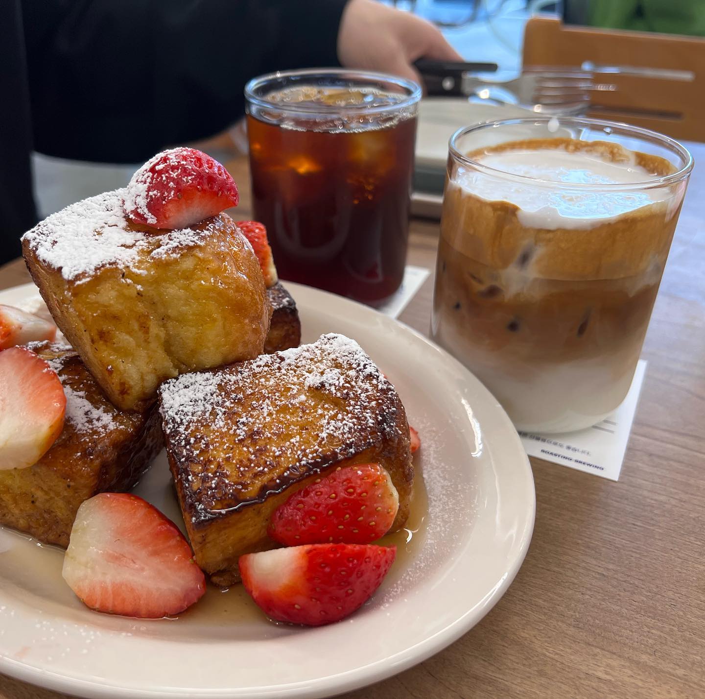 백년만에 인더매스 삼덕 다녀왔는데요.. 
생딸기 프렌치토스트 모냥🍓🍞❤️
시그니처 스윗솔티 마시고 기절할뻔😝 
배 불리 점심 먹고 방문했는데 배 터지게 커피, 디저트 뿌시기🫶🏻

#인더매스삼덕