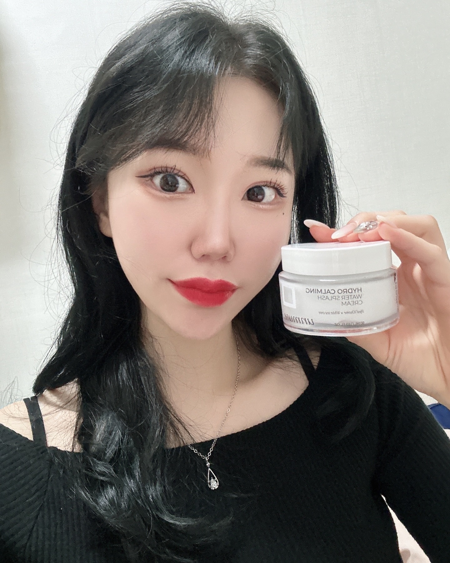 #협찬  unmute_kr

언뮤트 하이드로 카밍 스플래쉬 워터 크림🤍

화장 안밀리는 100시간 수분크림이라
불리는 언뮤트 진정 수분 크림🤍

임상으로 입증된 100시간 수분 유지력으로
수분을 채우고 쫀쫀하게 마무리까지 되는 
사계절 수분 크림이에요🤍

더 깊고, 더 강한 수분감을 위한 리폼좀화한 
히알루론산 10종 ‘HYAL10SOME‘👍👍

판테놀 성분으로 날아갈 틈 없는 
탄탄한 수분 장벽에 끈적임 없이 흡수가 
빠른 더블 티트리로 수분 진정까지 된답니다🤍

.

.

.

.

.

.

#100시간수분크림 #화장안밀리는 #수분진정크림 추천  #수분장벽크림 #환절기수분크림 #히알루론산 #물찬크림 #갈증해소크림 #히알루론산수분크림 #판테놀보습크림 #티트리진정크림