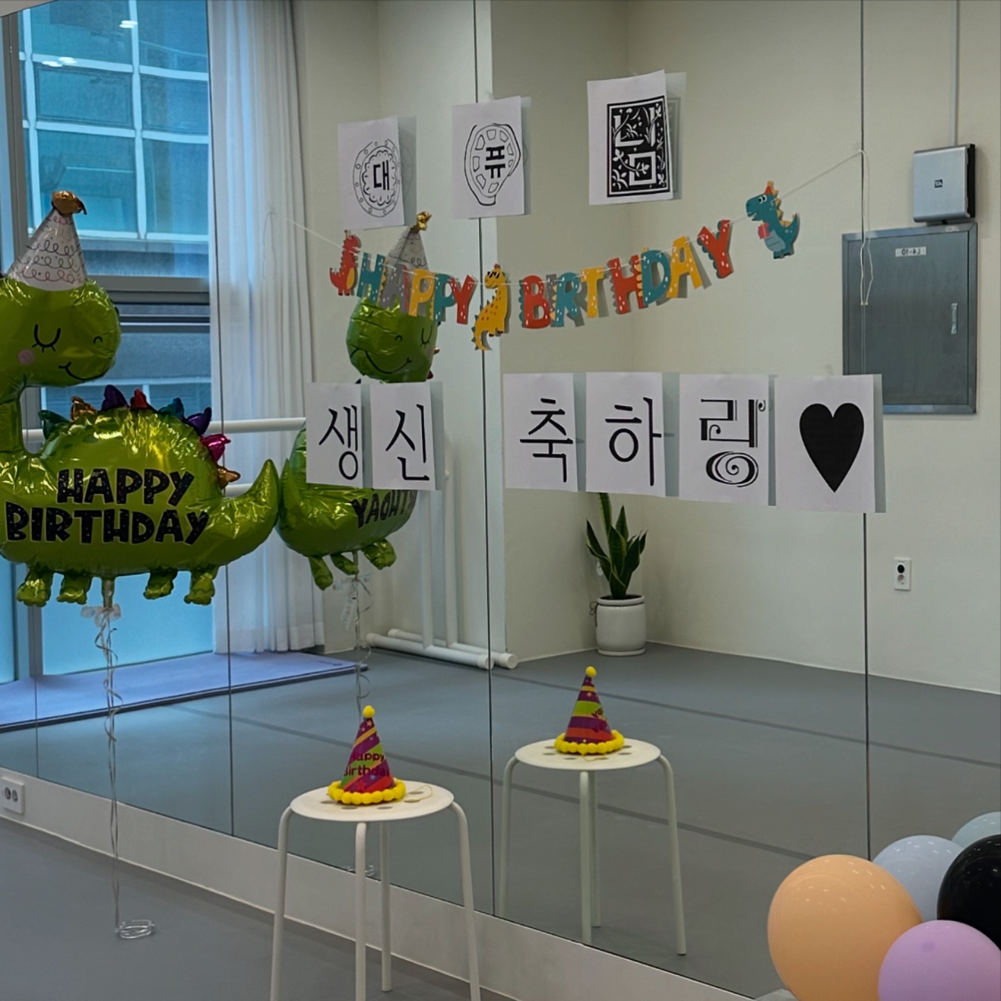 이립(而立)이라고 했다

확고한 나의 것을 세우는 때, 서른을 기대하며
수없이 부족했고 다듬어지지 않았던 이십 대를
잘 보내주자

책임감 있는 말과 행동 안에서
여유를 잃지 않길 바라며
사랑하는 이들에게 받은 축하 위에
나도 나에게 축하를 보태본다

마지막은 엄마가 찍어준 나🫶🏻 #hbd