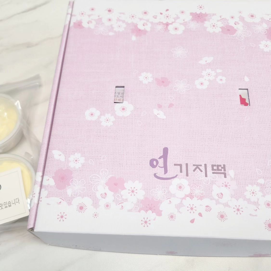 #연기지떡 / #잔기지떡은 영양간식 아이들간식으로 추천해요

연기지떡은 전통방법인 수작업으로만 반죽하여 17시간 발효과정을
거쳐 편백나무 시루에 쪄내서 시간이 지나도 졸깃하고 맛있어요

연기지떡은 식품안전관리인증 HACCP 적용공간에서 제조되어요

화학첨가제, 방부제, 유화제가 들어있지 않아서 #영양간식 으로 안성맞춤

유자앙금잔기지떡 피넛크런치잔기지떡, 잔기지떡, 쑥잔기지떡
4가지종류나 있어서 특별한 맛을 느껴보세요

매장주소 : 경기 의정부시 가능로74번길 13-34 1층
영업시간 월~일 10:00 ~17:00
연락처 0507-1480-8979
스마트스토어(택배주문) https://smartstore.naver.com/dhrhrdlswjfal