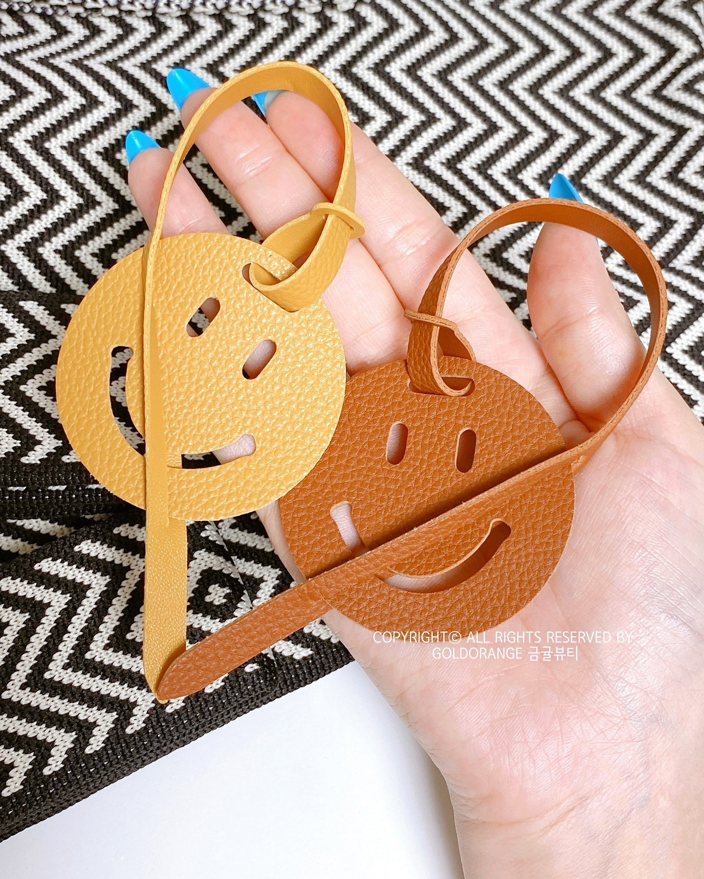 😊𝐒𝐌𝐈𝐋𝐄😊 (요거는 판매용 제품이 아닙니다)
최근 추가된 미니 니트백 디쟌 2가지는 #스마일 백참이 하나씩 붙어서 가고 있어요💝
⠀
레이저 커팅으로 재단된 상태
그대로 나가기 때문에
첨 받으면 ‘…조립 어케하지…😧’ 하시는 분도 있을까봐 아예 피드에 박제해둡니다✅
⠀
꼭 미니 니트백이랑 매칭하지 않으셔도 돼요👌🏼
가볍고 부드러워서
무심한 듯 꾸안꾸 스타일로 아무데나 편하게 걸어주시면 끝!
⠀
바쁘게 흘러가는 일상 속에서
아주 가끔, 가아끔 한 번씩이라도 열심히 사는 나 자신을 위해
이거 보시고 스마일~ 해보셨으면 하는 마음으로 골라봤습니다😇
⠀
실제로 웃는 표정을 지으면
피로로 굳어진 얼굴 근육을 부드럽게 풀어주고
표정근육을 교정해 주는 효과도 있다고 하죠!
⠀
A perfect day is when the soul smile☀️
⠀
11월에도 재미있는 고객이벤트 열심히 준비해서 들고 오겠습니다🧡 앞으로도 #금귤오마카세 서비스 따숩게 지켜봐주세요❤️
⠀
⠀
주문 및 재고문의는 1:1 dm💬
기념일 선물포장은 무료🎁
웰컴키트 혜택받기도 OK⭕️
⠀
⠀
#아모레금귤 #아모레퍼시픽금귤 #뷰티셀러 #아모레방판 #온라인방문판매 #설화수방판 #헤라방판 #프리메라방판 #고객이벤트 #금귤뷰티 blingblinggoldorange 🧡❤️