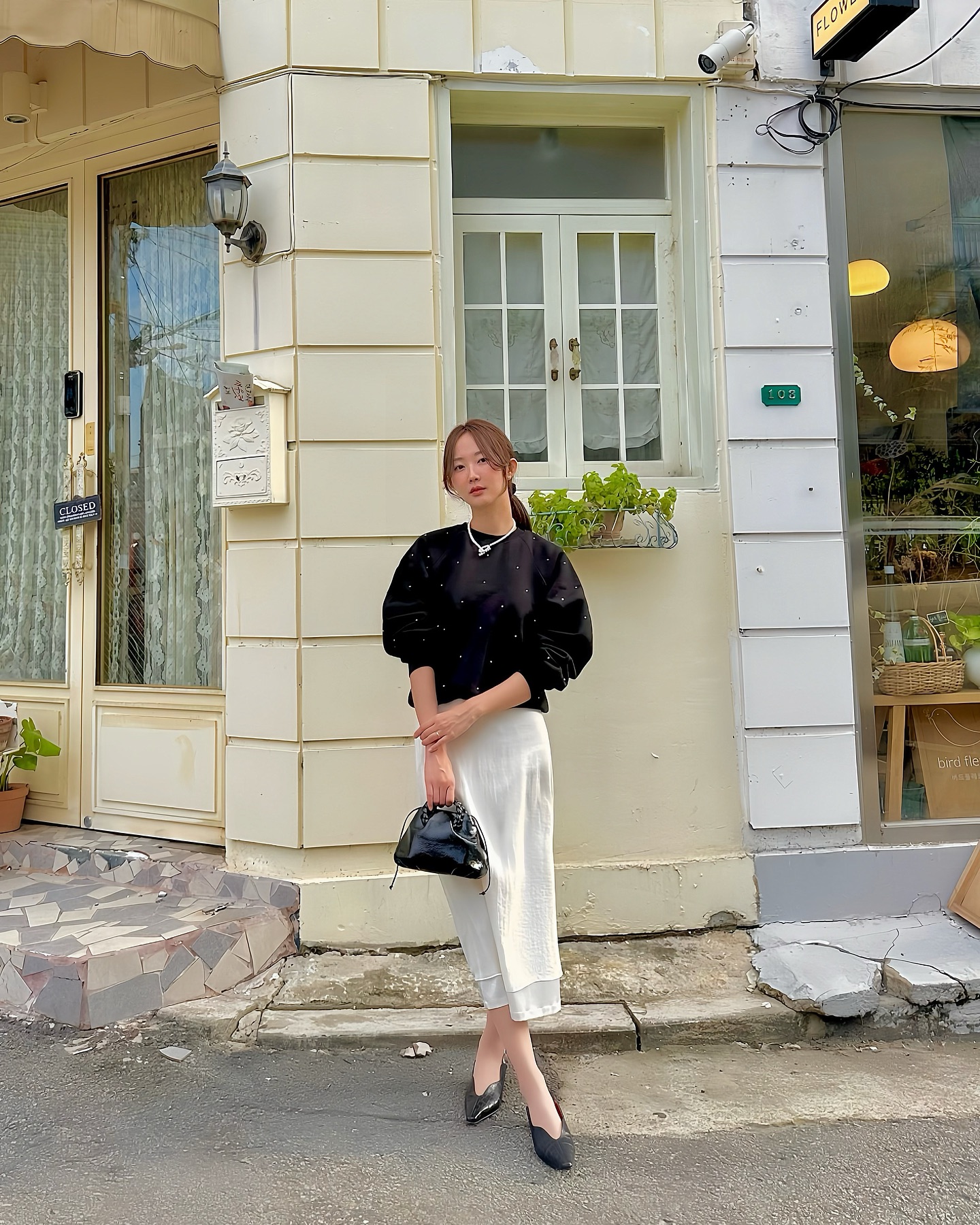 마지막으로 보여드릴 틸아이다이 24FW 제품은
은 니켈장식을 스터드 작업으로 포인트를 준 기모맨투맨 🖤
요렇게 예쁘게 입고 주말에 프렌치토스트 먹으러 다녀왔어요🇫🇷
연말룩으로 입어도 아주 찰떡일것 같고요🍾
.
.
.
till.idie_official,#틸아이다이 #TILLIDIE #맨투맨코디 #맨투맨추천 #여자맨투맨 #기모맨투맨티 #연말룩추천