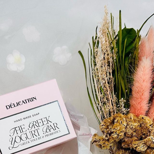 전율 on Instagram: "#협찬 #제품제공 #delicatrin_official . The Greek yogurt bar [그릭 요거트 비누] . 요즘환경에 관심이 많아서 플라스틱통 세안제나 바디워시 대신 비누를 찾아 보고있었는데