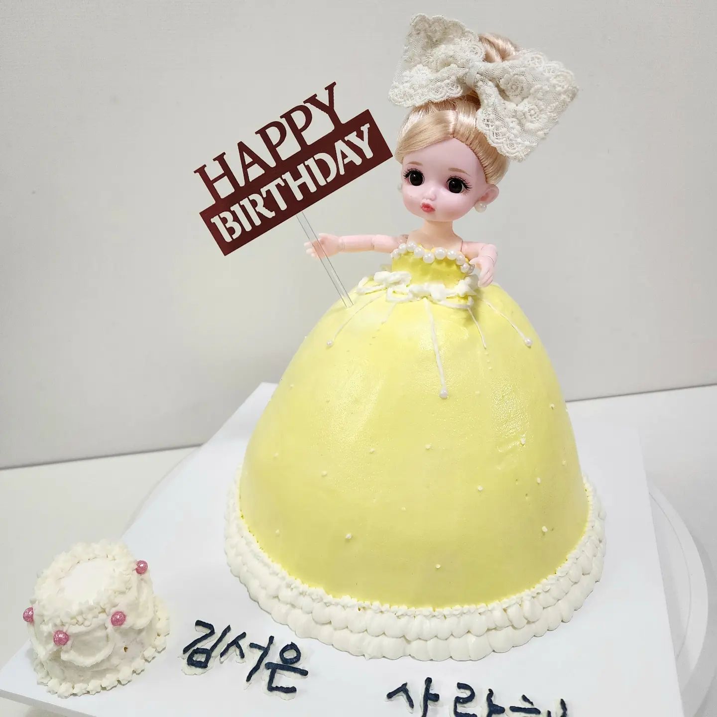 김서은 얼집 생일파티🎉
케이크 만든다고 두시간 잠..😵‍💫🥱
2번째 생일에는 생화케이크
3번째 생일에는 공주케이크
만들다 보니 너무 잘만들어서 
혼자 새벽에 감동🤭
(남편 깨울뻔ㅋㅋㅋㅋ)

#어린이집생일파티
#손재주를주셨지만글재주는안주셨다
#악필 #김서은엄마한테잘해라
#커서샤넬기대할게😍