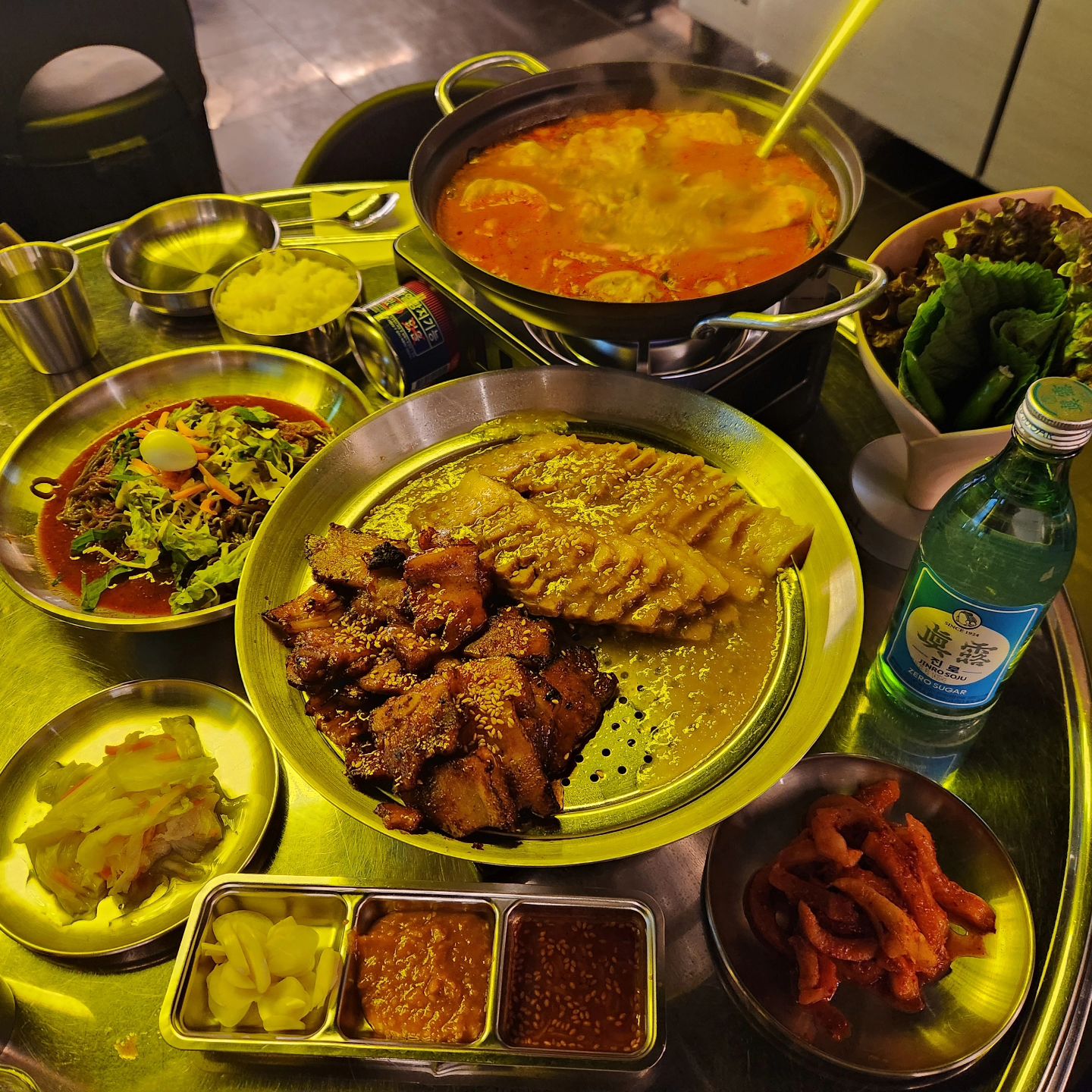 냠냠족발&보쌈 강남논현본점 #협찬
서울 강남구 강남대로118길 22 지하 1층
매일 16시-02시

신논현 3번 출구 근처 강남구 논현동 족발 보쌈 찐맛집 냠냠족발&보쌈 강남논현본점 nyamjok 에 다녀왔어요. 

배달 매출만 1억 이상인 검증된 족발 보쌈 맛집으로 당일 삶은 앞다리 사용해서 부드러운 족발은 맛보실수 있어요. 족발 소 2만원대로 만원짜리 과일막국수와 순두부찌개까지 서비스로 제공하는 가성비 최고 맛집입니다. 족발 & 보쌈 순찌 조합에 소주가 빠질수 없죠.

전 보쌈 메뉴 중에서 반반보쌈중 마늘보쌈 불보쌈을 주문하였지만 당연히 족발이나 보쌈만 주문도 가능하고 둘다 드시고 싶은 분들을 위해 족발+보쌈 세트도 가능합니다.

불보쌈 마늘보쌈 둘다 엄청나게 부드럽고 계속 데워지는 용기에 나와서 끝까지 따뜻한 보쌈을 즐길수 있었어요 불보쌈의 경우 적당히 맵고 불향이 보쌈의 고기맛을 더 살려 주어서 너무 맛이 좋았어요. 밥과도  잘 어울리고 족발 보쌈에 막국수가 빠질수없죠. 
별미인 서비스 과일막국수 달달시큼하니 고기와의 조화가 환상적입니더. 꼭 리뷰 이벤트 참여하셔서 서비스 과일막국수 받으시길 바랍니다.

마늘 보쌈도 한국인이라면 사랑할수밖에 없는 맛으로 마늘소스 듬뿍 부드러운 살코기와 마늘소스 쌈싸먹으니 환상의 맛이였어요.

순두부찌개 소주 마실때 국물은 필수죠. 푸짐하고 맛나는 순두부찌개가 서비수라니 진정한 혜자 맛집으로 너무 만족스러웠어요. 

#족발맛집 #신논현맛집 #강남맛집 #논현동맛집 #보쌈맛집 #신논현역맛집 #신논현술집 #리뷰노트