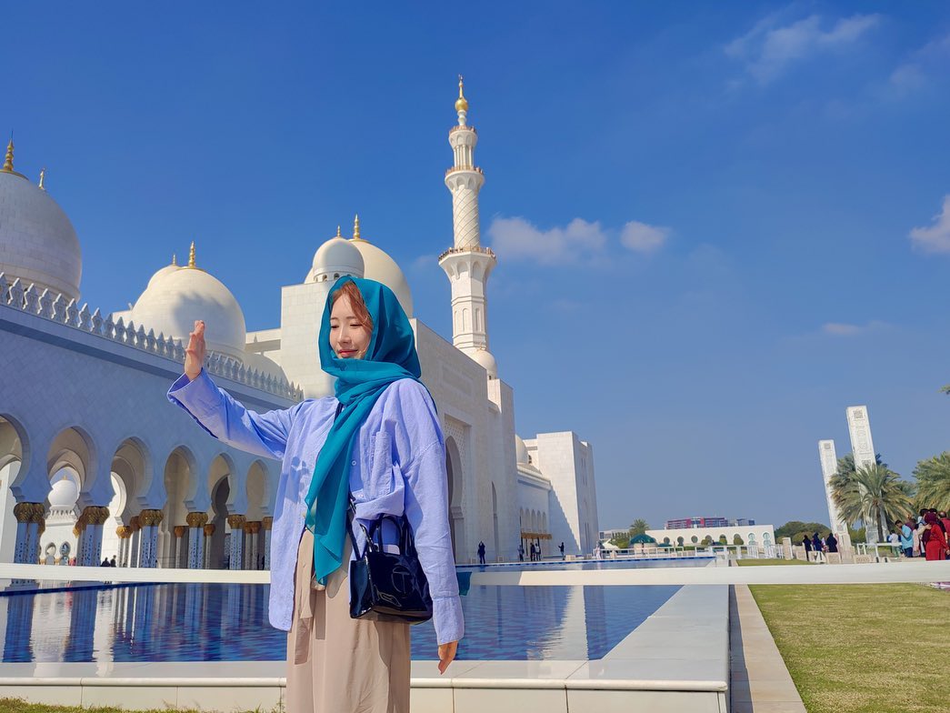 🕌#그랜드모스크🕌

모스크는 실제 이슬람 신도들이 기도를 드리는 신성한 장소라 복장 규율이 엄격해요! 

여자는 머리부터 발끝까지 다 가려야 하고, 특히 머리카락이 보이지 않도록 주의해야해요. 그래서 있는 옷 없는 옷 다 꺼내서 팔 다리 가림...(남자는 반팔 반바지도 👌 )

모스크 밑에 몰이 있어서 #히잡 과 #아바야 를 구매 할 수 있어요. 그치만 비싸니 히잡은 로컬 마트에서 싸게 미리 준비해가자구요 ㅎㅅㅎ 

사진찍는 포즈도 눈에 띄면 안됩니다! 손모으고 차렷자세로 찍어야해욥... 주변 가드들이 주의를 주신답니당