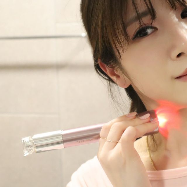  민요정🧚🏻‍♀️ on Instagram: "#광고 
요즘 목주름,눈가주름 등 걱정 때문에 #비오틱메디 딥 펩타이드 콜란게 크림으로 열심히 관리중이에요!

저분자 콜라겐과 펩타이드가 함유되어 있어서 주름 사이를 촘촘하게 채워주고 하단 부분에는 led 디바이스가 탑재되어 있어서 ems 마사지도 가능해서 홈케어로 너무 좋은거 있죠!

넥크림+led 디바이스 두가지를 하나로 간편하게 시간 날때마다 집중케어해서 젊어져볼게요!🙌🏻
.
#비오틱메디#bioticmedi#목주름#팔자주름#눈가주름#딥펩타이드콜라겐크림 #딥펩타이드 #콜라겐크림 #주름관리"