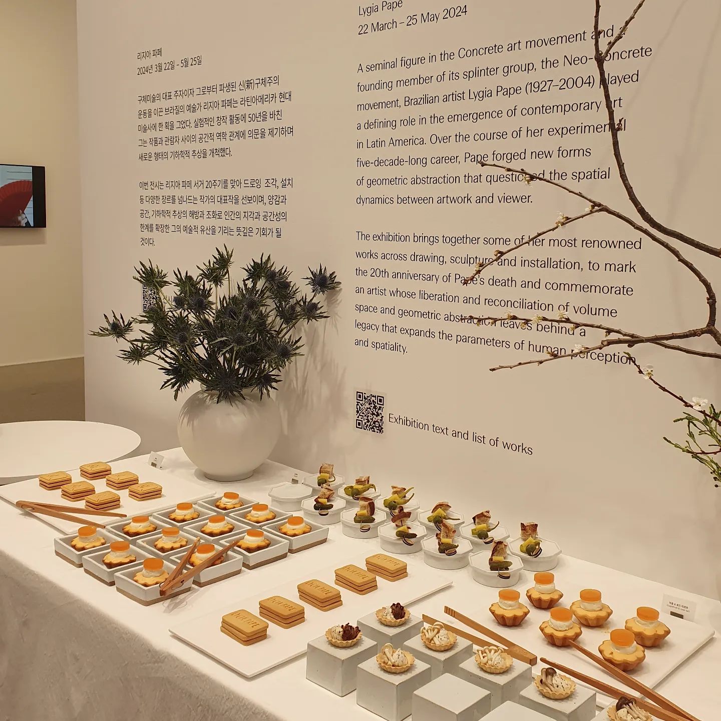 <리지아 파페>전시 오프닝🥂
작가의 서거 20주년을 맞아 처음
아시아에서 선보이는 리지아파페 전시가
내일부터 화이트큐브 서울에서 시작됩니다.
.
브라질 현대미술 부상에 큰 역할을 
한 리지아 파페의 초기드로잉과 판화,
영상,설치,조각 등 50년의 예술여정을
한 자리에서 살펴 볼 수 있는 전시이니 
가까우신 분들은 꼭 들려보세요.
.
(6-7)실을 팽팽하게
교차하여 금빛 기둥을 만들어 낸 
파페의 후반기 대표작 '테이아'
(4)규격화된 큐브 365개 중
50피스가 전시된 '북시리즈'
(8-9)빛에 의한,각도에 의한
오브제와의 관계성을 탐구한 작품
볼란테와 귀여웠던 쿠키
.
.
#리지아파페#화이트큐브서울
