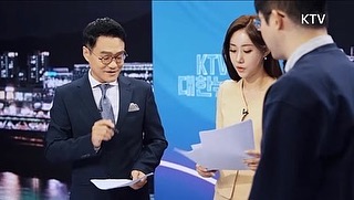 2023 올해 마지막 뉴스를 마치고 퇴근하며…
새 스튜디오 홍보 영상이 나왔습니다!
국내 최초로 뒷 백이 이동식입니다! 
새해부터는 공 많이 들인 새 스튜디오에서 뉴스를 진행합니다.
스튜디오 홍보맞이 보도팀 전체 뉴스 앵커와 각 코너지기 기자와 캐스터들이 힘들게 모여 영상을 만들었는데 고퀄로 나와서 뭉클…ㅎ (제작팀들은 진짜 금손에 PD님 연출과 기획에 박수👏또 이렇게 모아놓으니 다들 잘생기고 예쁘고 똑똑한거 새삼 다시 느끼며)
가장 힘든 연기는 걷는 뒷모습이었습니다😜(뒷모습 포함 저는 몇번 등장할까요? 맞히면 뽀뽀😘)
새 스튜디오에서 뉴스 진행하는 만큼 보시는 분들이 뉴스가 더 좋아졌다 느끼길 바라며🙏
오늘 뉴스 클로징은 임시스튜디오 마지막 촬영이라는 점 언급과 
올해 마지막 대한뉴스기에 시청자분들께 연말 인사 드려서 함께 올려봅니다😇
#새해복많이받으세요 #ɢᴏᴏᴅʙʏᴇ2023 
저는 몇 시간 후 도쿄로 떠납니다✈️
여행사진도 많관부💛