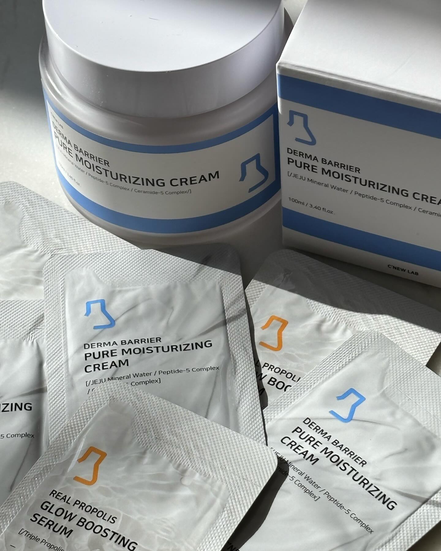 🫧 C‘NEW LAB 더마 베러 퓨어 모이스쳐라이징 크림 🫧

제주 미네랄 워터가 함유되어 있어 끈적이지 않고 피부에 쫀쫀한 수분 보호막을 형성 해주는 크림 ♡

5-펩타이드, 히알루론산, 알란토인 등 5가지 세라마이드 복합체가 피부 장벽, 피부 보습, 피부 보호까지 완벽하게 케어해준답니다 ｡•.+*

끈적이는 걸 정 ~ 말 싫어하는 사람으로써 너무너무 만족하며 사용한 크림이예요 🥹 
촉촉하면서 쫀쫀하게 마무리되어 화장 전 시너지 UP ! 효과까지 👍🏻

💝 EVENT 💝

1️⃣ 네이버 스마트 스토어에서 첫 구매 시, 20%‼️ 최대 10,000원 할인 쿠폰 증정 !

2️⃣ BEST 리뷰어 5명에게 네이버포인트 10,000원 지급 !

남은 겨울 촉촉한 피부를 만들고 싶으시다면 다들 씨뉴랩 ✔️ 더마 베러 퓨어 모이스쳐라이징 크림 ✔️ 한번씩 사용해보세요 ◡̈

#협찬 #씨뉴랩 #CNEWLAB #수분크림 #씨뉴랩크림 #크림추천 #여드름피부 #겨울철피부 #저자극크림#건성피부 #건성크림 #기초화장품 #건조한피부 #피부보습관리 #스킨케어 #수분촉촉 #더마뷰티 #화잘먹크림