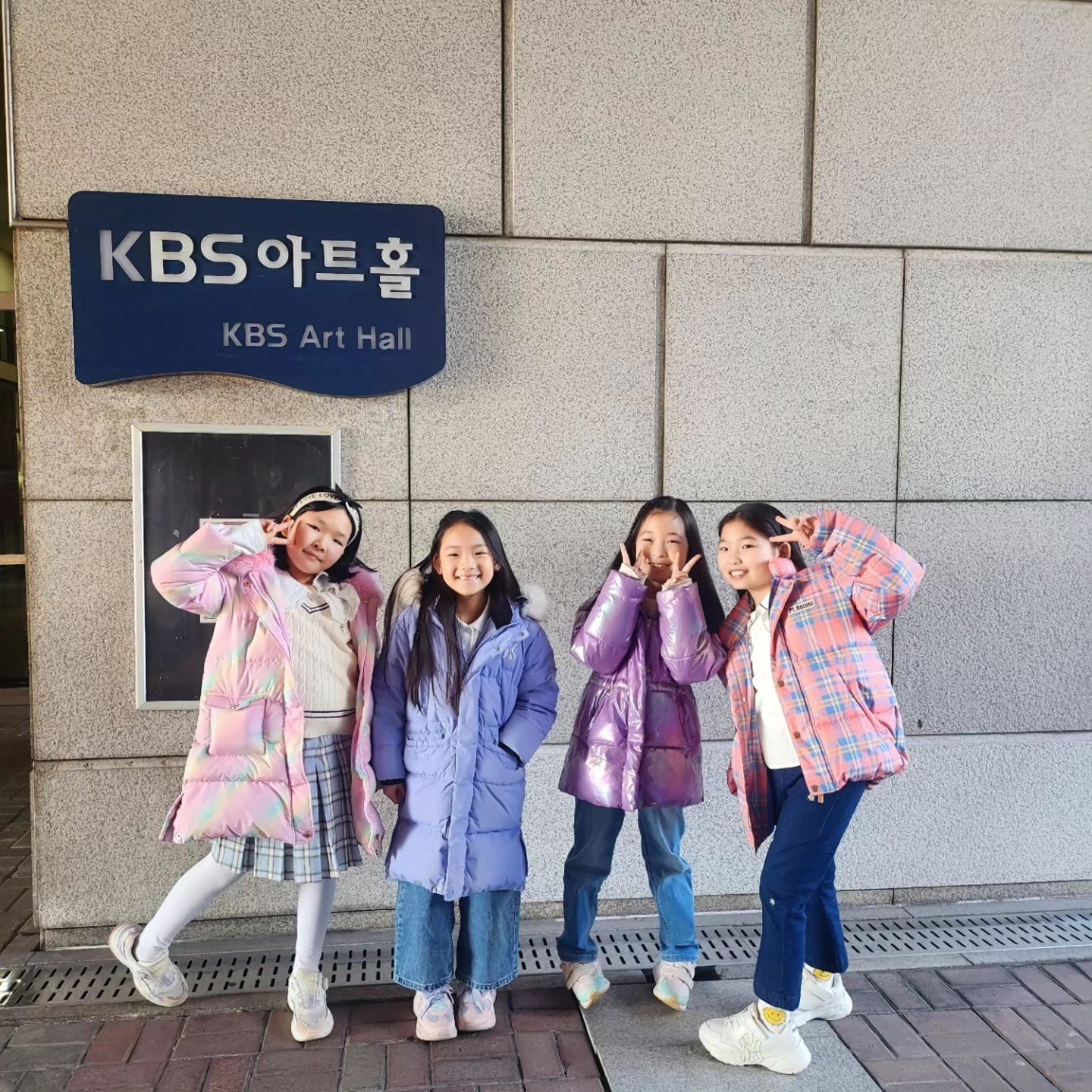 오늘 설이는 난생처음 방송국에 갔다왔어요 !
겨울캠프를 다니고 있는 ont_international_school 
친구들과 kbs 누가누가잘하나 예심을 보고 왔답니다 ! 
되고 안되고를 떠나 설이에겐 좋은 경험 이었을거라 
생각해요 !! 😊
이런 좋은 기회를 주신 온트국제학교 선생님들 
너무 감사합니다 🖤🖤

벌써 설이가 온트 국제학교 겨울캠프를 다닌지 3주차예요
하루하루 재밌다고 하는데 벌써 부터 마지막 날이 
걱정이 되네요 🥹

좋은 친구들과 언니를 만나게 되어 기쁘다는 설이 
마지막 날까지 즐겁게 지내길 😍

#온트국제학교#국제학교겨울캠프#겨울캠프#겨울방학
#초딩겨울방학#청라국제학교#영어학원#영유#청라맘
#kbs#방송국#누가누가잘하나#어린이동요대회#예심