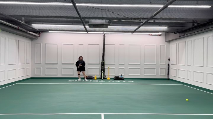 🎾201st Lesson🎾 

어영부영 찡찡대다보니 200번째 레슨이 넘었구나😱
과연 100번째 레슨 때 보다 난 늘었을까 셀프 의심을 하며..
시간이 지날 수록 최고로 테니스 잘 치는 제자가 아니고, 
최고로 말 안듣는 제자가 된 것 같은 기분 ㅋㅋ 
뭐.. 뭐든 최고는 좋으니까^_^👍🏻

말로는 맨날 때려친다~ 라켓 다 팔아버린다~ 구라치지만 ㅎ
이미 코치님들 다 내가 뻥치는거 알아서 씨알도 안먹히구용.. 
그냥 찡찡대면서 열심히 하자😎

📌 Lesson note
1️⃣ 포핸드 천천히 
2️⃣ 백핸드 돌아나오기
3️⃣ 움직이는 볼 잘 치기
4️⃣ 짧은 공 잡아 치기