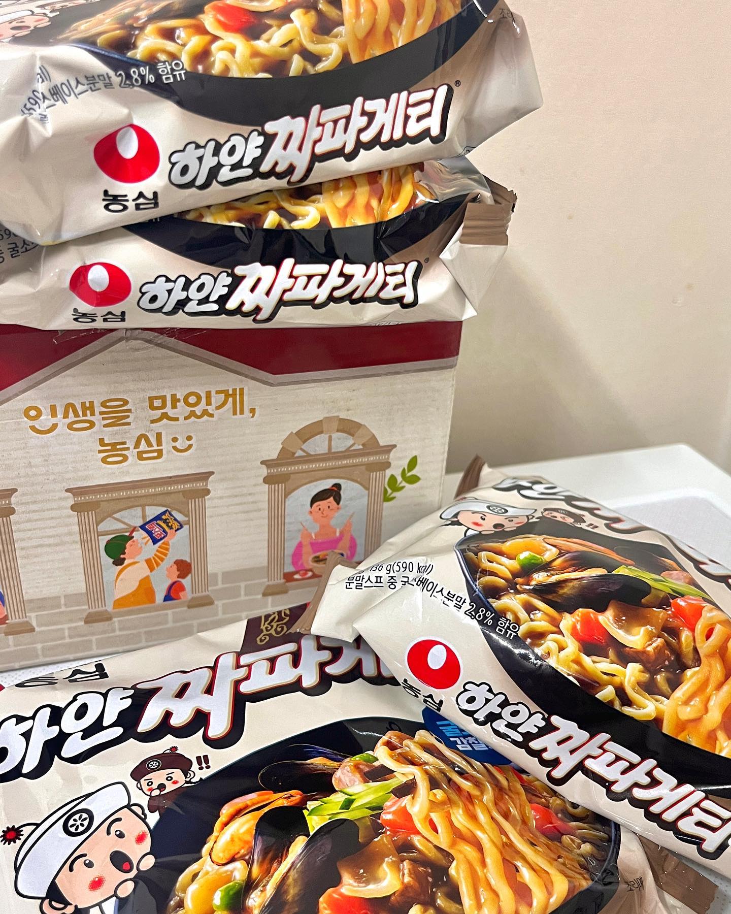 #협찬 #제품제공 

nongshim 농심에서 새로 나온 하얀 짜파게티🍜
흔히 아는 짜파게티가 아닌 굴 소스가 첨가되 더 풍미 있는 색다른 매력! 🤍 농심 하얀 짜파게티의 굴 소스와의 조합 추천합니다! 🫶

#농심 #하얀짜파게티 #짜파게티 #봉지면 #이색짜파게티 #이마트 #짜장라면 #한정판 #짜장면 #이벤트 #셀러뷰