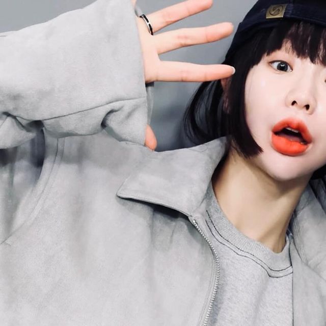 윤지희 on Instagram: "#광고 이제 봄이니까 @1rony9orno_official 🐭 . . . #아이러니포르노화이트라인 #아이러니포르노 #남여공용 #자켓 #스웨이드자켓#비건스웨이드 #데일리룩 #자켓추천 #パンツ #out
