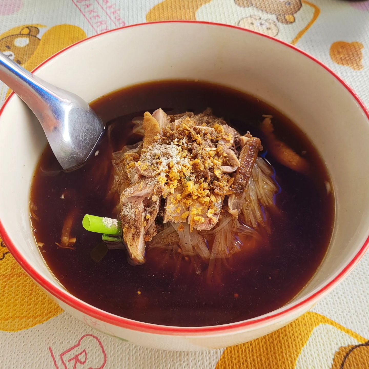 🇹🇭 파타야 버스 터미널 근방 가성비 맛집
버스 웨이팅 한시간 정도 남았길래
주변 맛집 찾다 발견 오리국수 맛집 
오리국수랑 치킨덮밥 주문
걍 오리국수만 주문할걸 😁

📍세븐 편의점서 사온 맥주 마셔도 되냐 물었더니 된다함. 얼음 부탁했더니 친절하게 얼음까지 줌 👍

✅️ Duck noodles
▶️ WWX3+CG3 เพนียดช้าง Pattaya City, Bang Lamung District, Chon Buri 20150 태국

#kujaka #해외여행 #파타야맛집 
#오리국수 #PattayaRestaurant
#duck_noodles