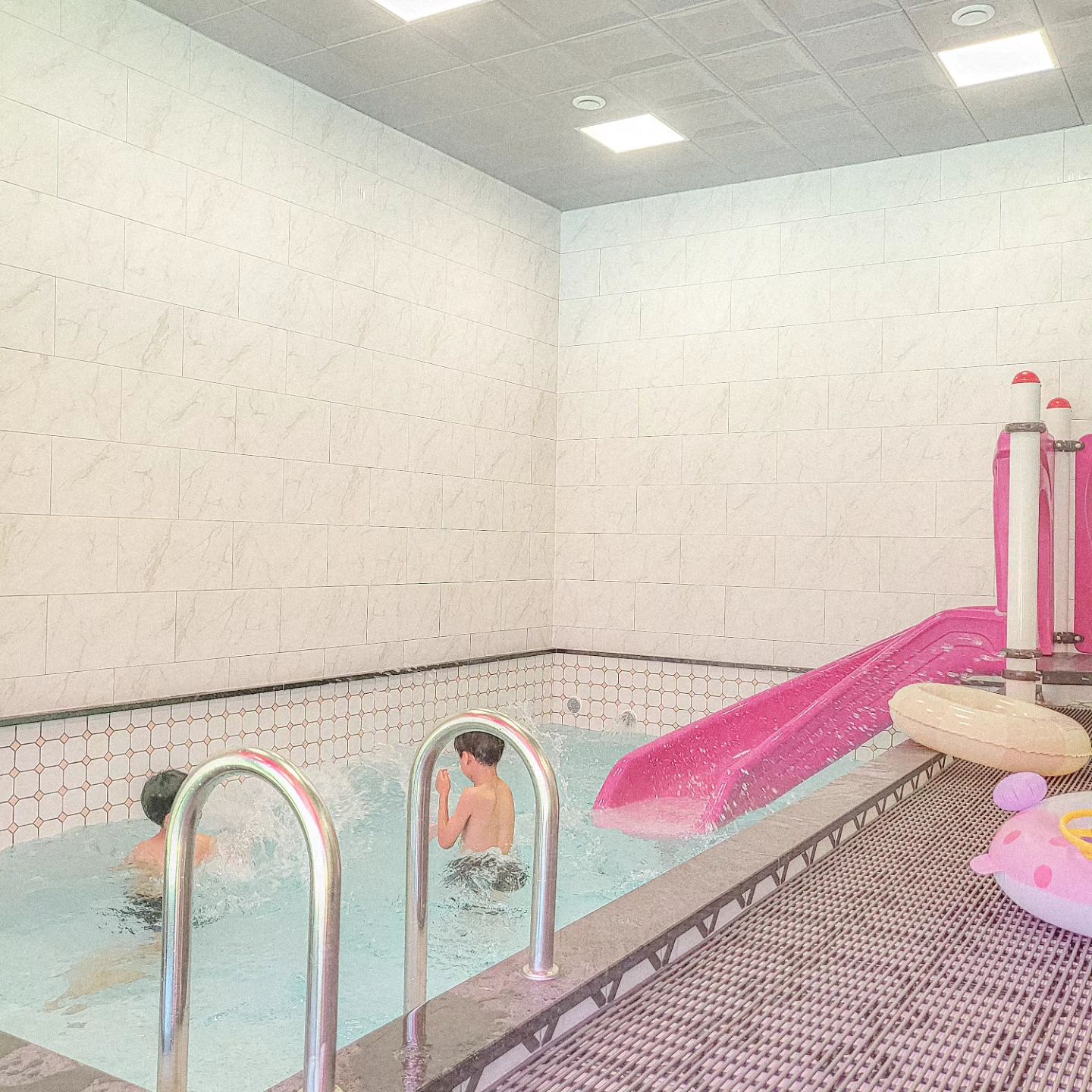 여름이 다 가기 전에👙🩲🩳🩱

워터파크같은 실외수영장이랑 
객실에 미온수 실내수영장 바로 왔다갔다 할 수 있는 #빌리키즈풀빌라 

👦"엄마 여기 또 올꺼지?" 묻던 아들🩷🩷

✔️ 복층구조 풀빌라여서 아이들이 너무 좋아해요
✔️ 신축이라 깨끗 & 최신시설!
✔️ 전동차 차고지 너무 멋져요
✔️ 자동차침대도 있어요!
✔️ 체크인하면 bhc 치킨 & 간식 서비스✨️
✔️ 갈비탕 조식 서비스🍚
✔️ 불멍까지 가능🔥🔥
✔️ 루프탑에는 에어바운스, 바이킹, 코인노래방, 인생네컷📷

체크아웃 후에는 사진에는 없지만 
계곡에서 다슬기랑 물고기 잡고 놀기🐟
놀거리 너〰️무 많아서 다 못 적어요....💧💦

먹을 것도 가득주셔서 장보는 비용도 save💰💰

곧 다가올 연휴에 #양평키즈풀빌라 다녀와보세요🩷
강추합니다👼👼

얼마 전에 하하, 장영란도 왔다갔대요💏

ㅡㅡㅡㅡㅡㅡㅡㅡㅡㅡㅡㅡㅡㅡㅡㅡㅡㅡㅡㅡ
📍빌리키즈풀빌라
경기 양평군 단월면 고북길 230

제가 묵은 방은 핑크방으로 기준인원 4인이에요!
그릴은 무료입니다👍

billy_kidsresort