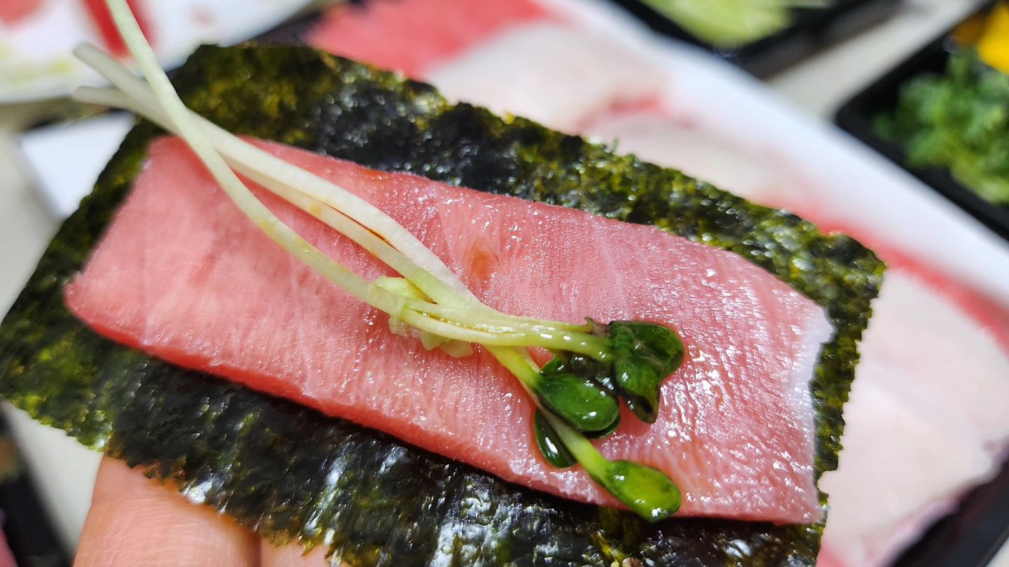 #협찬 #관양시장맛집 #다오라참치마켓 🐟
.
#전국최저가참치 찾으신다면 #안양참치 #다오라참치마켓안양점 추천드려요 💕💕💕💕
.
깔끔하게 손질까지 해주는 #관양시장참치 😘😘😘
.
#안양초밥 육회 주류도 저렴하게 판매하고 있어요😍
.
퀄리티도 좋아서 #안양맛집 앞으로 자주 찾을 것 같아요❤️
.
맛도 좋고 인심도 좋고 간만에 진짜 좋은곳 찾아서 #관양동참치맛집 극찬하고 싶어요👍👍👍👍👍
.
#관양시장 초입에 위치해있는 #관양동맛집 #관양동참치 '다오라참치마켓' 자세한 후기 확인해보세요🫶
.
https://blog.naver.com/bonnygirlish/223377784507
.
👉 영업시간 12:00~22:20
👉 매주화요일휴무