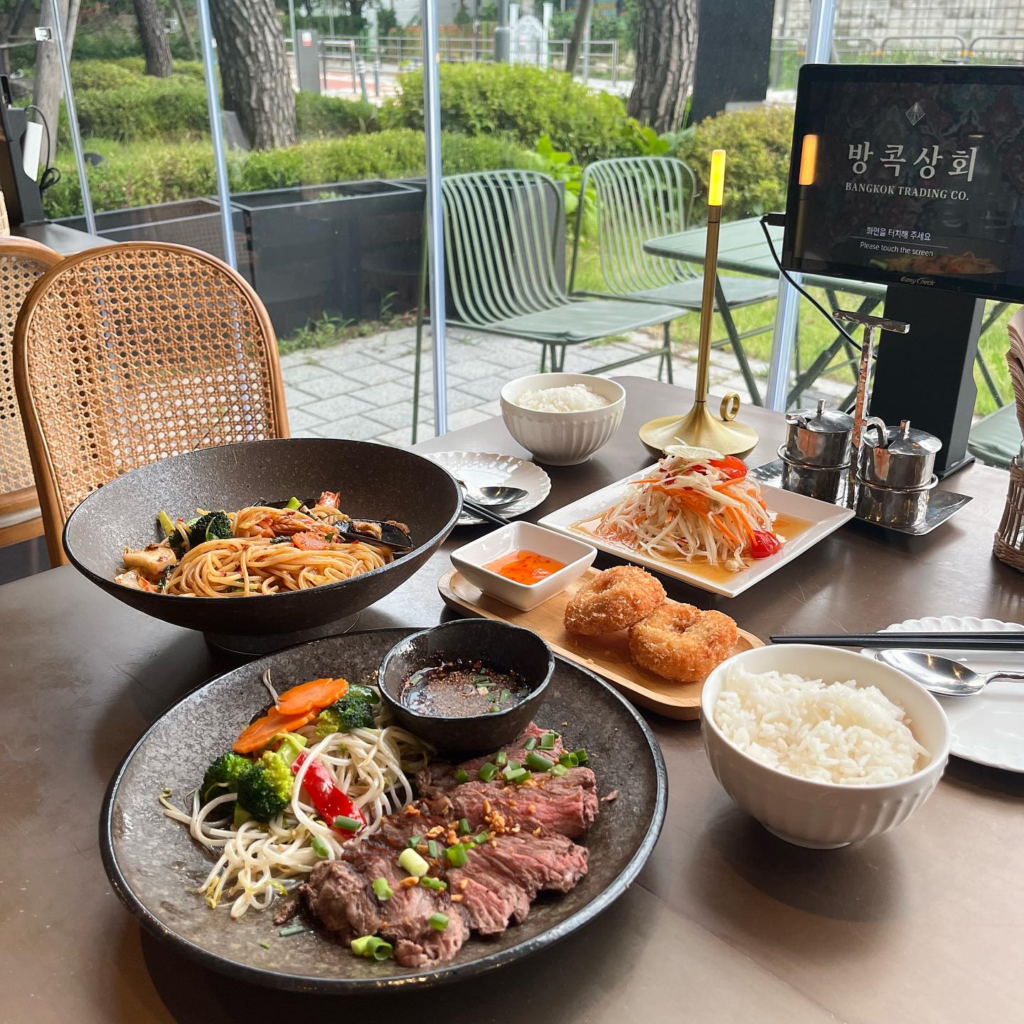 #블로그협찬 #방콕상회

고급스러운 분위기 용산 데이트 맛집 💕

태국 현지인 셰프가 직접 요리해
서울에서 태국의 정취를 느끼고 싶을 때 생각나는 곳 🇹🇭

#살롬세트
#텃만꿍 #쏨땀 #느아사동 #타이파스타딸레

어느 것 하나 빠짐없이 다 맛있었던
와인과 함께 즐기기 좋은 태국음식
삼각지맛집 방콕상회🍷

✔︎ 음료, 내추럴 와인 등 주류 포장은 30% 할인
✔︎ 전 메뉴 포장 할인 메뉴 포장 시 10% 할인
✔︎ 용기 지참하여 포장 시 15% 할인

📍서울 용산구 백범로99길 40 102동 114호
☎️ 1668-2506
🕐 매일 11:30 - 22:30
(브레이크타임 15:00 - 17:00 / 라스트오더 21:20)
🚉 서울 지하철 4, 6호선 삼각지역 5번 출구 도보 3분
🚙 주차가능
⭕️ 포장, 배달, 무선 인터넷

#태국음식 #삼각지맛집 #삼각지태국음식
#내추럴와인 #내추럴와인바 #삼각지와인바
#삼각지와인바 #친환경 #태국음식맛집 #용리단길맛집
#용리단길태국음식 #용리단길와인바 #데이트코스 #연말회식
bangkok_trading_co