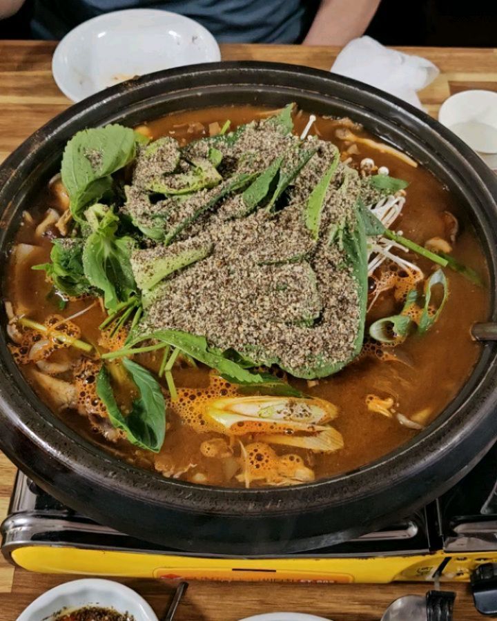 몸보신 하러 친정식구들이랑 👨‍👩‍👧‍👦
엄마,언니,나랑 여자셋만 쨘!! 🍻 🥂 
수육 진짜 맛있네 🤎 
넘 친절하셔서 서비스로 술이랑 음료수도 주시고🥰 

#친정식구들과 #친정가족모임 
#들뫼약산흑염소전문점#몸보신💪