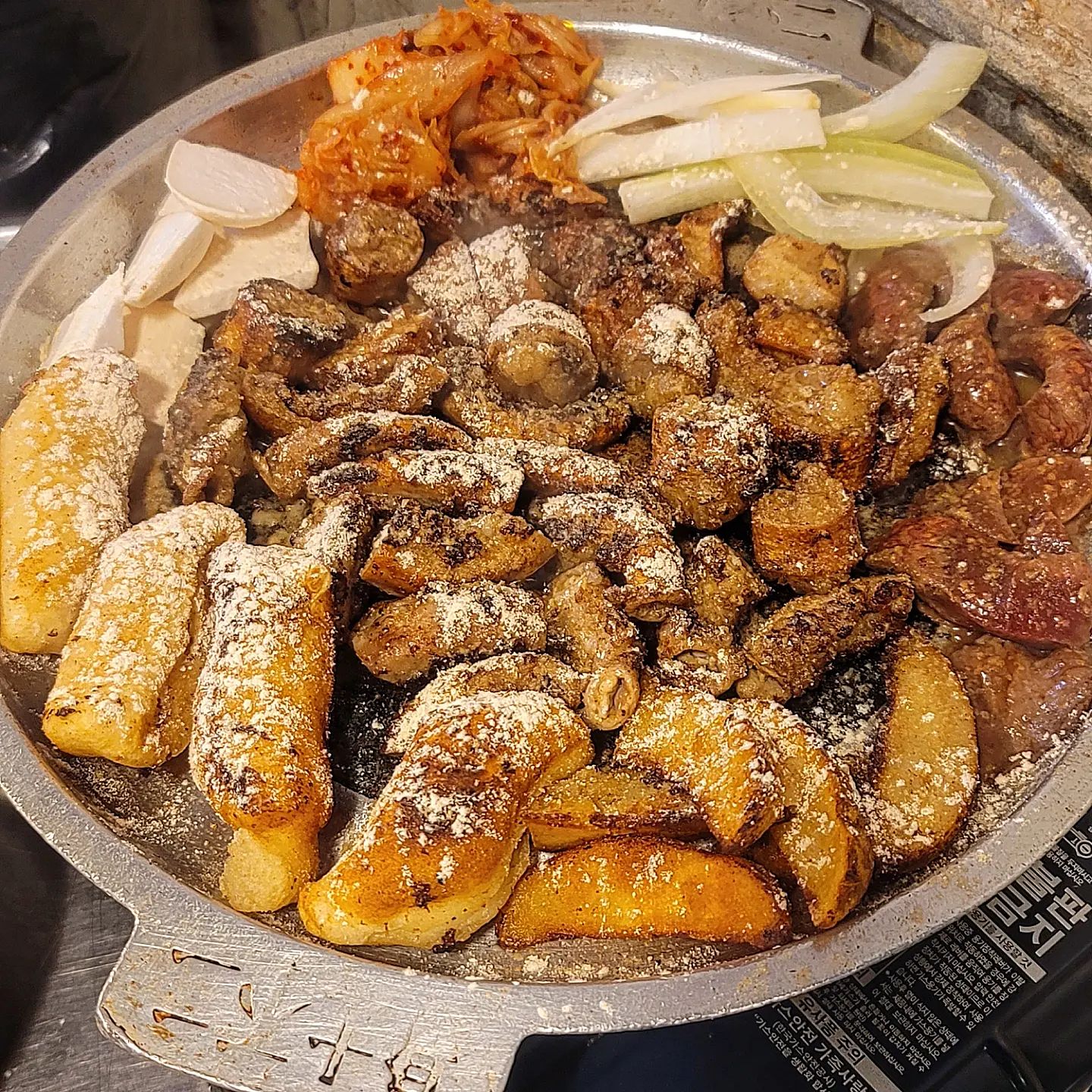 오랫만에 피드 업로드 💓💓
신림 별빛거리 근처 곱창 먹으러 다녀왔습니당 
존맛 소곱창집.. 맨날 줄서있어서 궁금했는데
운좋게 마지막자리 앉을수 있었어요!!

실한 모듬곱창에 기본안주로 라면까지!!
거기에 후식 볶음밥이면 게임 끝
너무 맛있었습니다 🥰🥰

#신림곱창 #곱창맛집 #먹스타그램 #맛스타그램 #먹팔 #맞팔 #선팔하면맞팔 #좋아요 #좋아요반사 #좋반 #좋아요테러 #데일리 #일상 #일상소통 #소통 #소통환영 #소통스타그램 #food #foodstagram