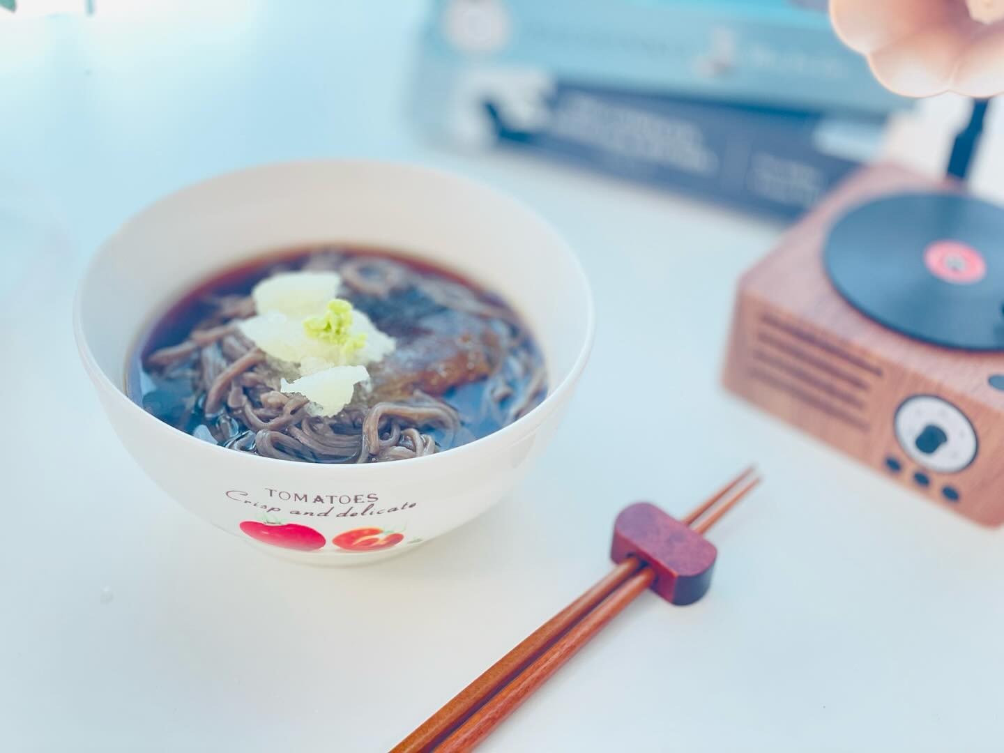 #제품제공받음 #메밀소바밀키트 #냉모밀

후덥지근한 여름엔 어김없이 냉모밀 한 그릇이 생각나는 인플루언서 슬아랑입니다. 

그리하여 간편하게 메밀소바 밀키트로 즐겨보았어요. 판모밀 좋아하시는 분들도 있으시겠지만 저는 아무래도 조금씩 쯔유에 찍어먹다가는 감질나더라고요. 그래서 냉면처럼 냉모밀로 즐겨보았는데요. 

​조​리 방법도 간단하고 플레이팅할 갈은 무와 와사비까지 다 있어서 얼마나 편했다고요. 이렇게 식당 비주얼을 만나도 되나 싶을 정도였답니다. 

메밀소바 밀키트 구성품이 아주 알차지요? 갈은무에 냉모밀육수, 와사비, 생메밀면까지 모두 준비되어 있었어요. 

​저처럼 곰손이신 분들을 위해 레시피도 들어 있었는데요. 

1) 냉모밀 : 면 + 모밀소스(냉모밀육수)+종이컵 물1컵
2) 판모밀 : 면 + 모밀소스(냉모밀육수)만 개별그릇에
3) 온모밀 : 모밀소스+종이컵 물2컵을 먼저 끓인 후 면과 함께 한 번 더 끓여주면 완성!

​우왕, 저 생 메밀면이 이렇게 끓이기 어려운 줄 처음 알았어요. 팔팔 끓는 물에 넣을 게 아니라 처음에 냄비에 물을 받고 서서히 4분 간 익혀야 되는 거였더라고요. 냉면 삶듯이 했더니 냄비 바닥에 다 들러붙고 난리부르스~~! 그래도 건질 만한 건 건져서 찬물에 박박 씻어 전분 기 없애고 그릇에 예쁘게 담았더니 그럴 듯 하쥬?ㅎㅎ

​그리고 짜지 않게 냉모밀육수에 종이컵으로 물1컵 더 붓고 그 위에 갈은 무랑 와사비 올려먹으니 식당 비주얼 저리 가라 할만 하지 뭐에요? 넘나 만족스러운 한끼였답니다.^^

​

​