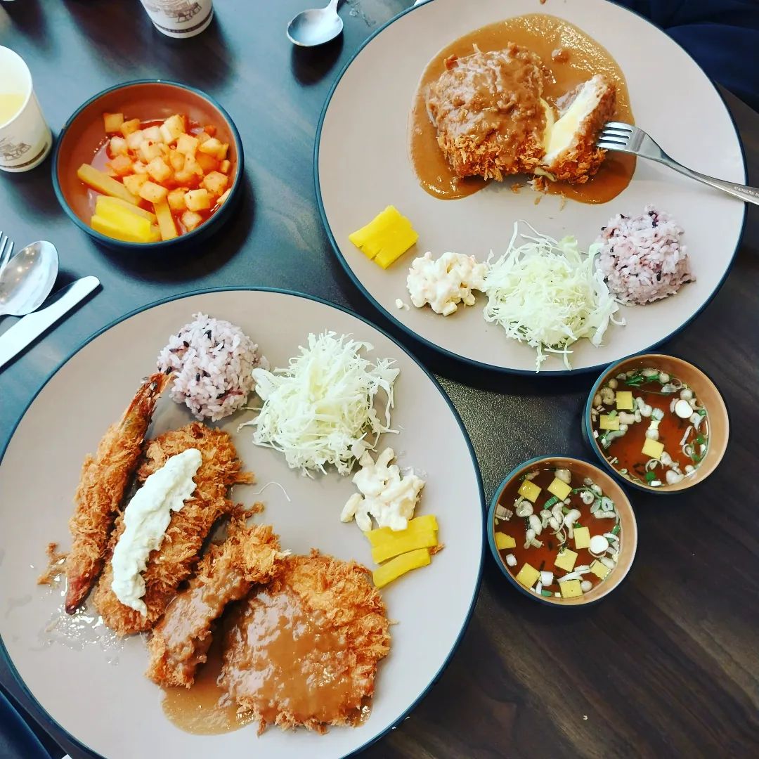 #상화돈까스 
망포역 근처에 위치한 돈까스 찐 맛집에 다녀왔어요
#치즈폭탄 #치즈돈까스 #상화정식
바삭하고 맛있어요👍
뜨끈한 국물은 셀프바를 이용하고 주문은 자리에서 편하게 주믄 가능해요
사장님도 친절하시고 기분 좋은 식사를 하고 왔습니다😄

매일 10:30~21:00 (브레이크타임 16:00~17:00)
** 화요일 휴무

#망포역맛집 #영통돈까스
#수원돈까스
#수원맛집
#영통맛집