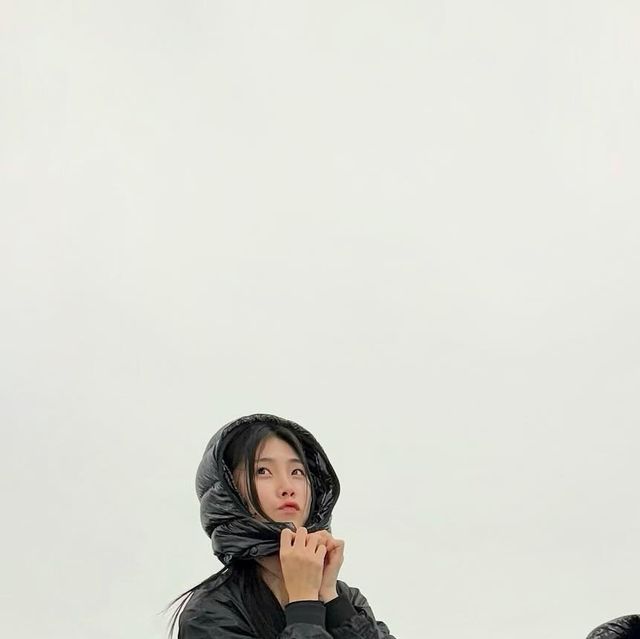 설아 on Instagram: "몽클레어 패딩소파 폭신-🧸 #광고 #엘르데코 #데코데코 #리빙룸아케이드 . . ········································ • 1F 리셉션데스크 엽서무