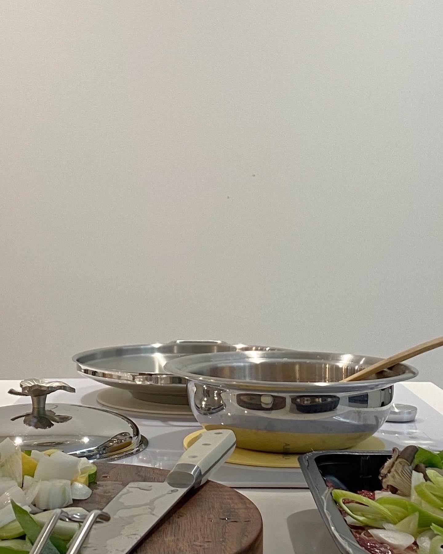 🥣
월요일 저녁 밥상,
비오는 퇴근길을 달려
포근한 냄새 풍기는 집에 들어서면
정말 아-무것도 하고 싶지 않지만,
꼬르륵 거리는 배고픔에는 장사 없죠 ?
어제도 달그락달그락 - 저녁 밥상 차렸어요.

마트에서 반값으로 할인하길래 얼른 구입한
한우양념불고기 한 팩과 냉동 순살가자미 한팩 🐟

된장찌개에 빠질 수 없는
애호박 한개 버섯도 한팩 손질 대파 2뿌리
부침 두부 2모 (찌개에도 단단한 부침두부 사용해요.)

간단하게 소박이 조금 담가보려고 구입한
다다기 오이 두봉지와 당근 한개 부추 한 봉지 양파 조금

호다다닥 냉장고에 차곡히 그리고
당장 조리할 재료는 싱크대 위에 가지런히 올려두고요.

버섯 양파 대파 손질한 다음
불고기 양념에 조물조물 무쳐 스텐팬에 볶아주고,
애호박 두부 듬성히 썰어 넣고, 고춧가루 두큰술 때려넣은
구수한 된장찌개도 보그르르 한소끔 끓여주고요 -

순살가자미 세마리 앞 뒤로 노릇이 굽고,

냉장고에 꽁꽁 넣어두고 두달간 숙성 한 총각김치 꺼냈어요.
살얼음 낀 채 맛있게 익어가고 있어,
접시에 덜어내는 중에도 침이 마구 고이더라구요.

차린건 많지 않아도 행복한 저녁시간 보냈어요.🥣

오늘 저녁 메뉴는
어제 먹고 남은 불고기 양념에 밥도 볶고
미리 덜어놓은 된장찌개에 찬밥 크-게 한덩이 넣어
된장술밥까지 보글보글 끓여 잘 익은 총각김치 꺼낼거예요 -

다들 행복한 화요팅 하세요 🍚
.
.
.
.
#불고기
#순살가자미
#된장찌개
#총각김치