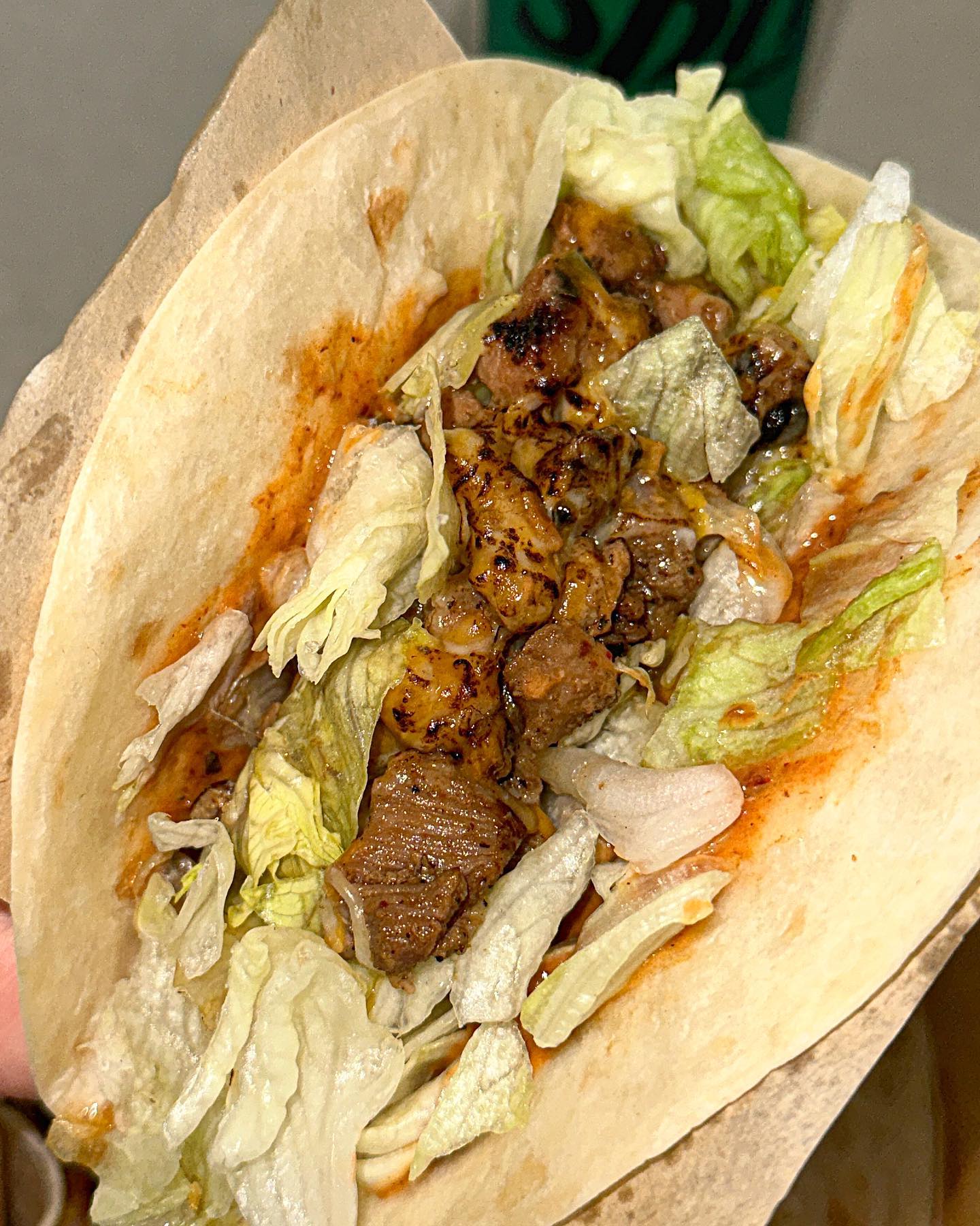 타코로 떠나는 멕시코여행 🇲🇽🌮 #데니스파코송파
3주 내내 너무 먹고싶었는데 한방에 해결…

몇주전에 넘 맛있게 먹었는데 알고보니
#가락동맛집 으로 유명해서 후기가 넘쳐나는 곳 😗

여기는 특제소스와 불향이 잘 어울러져서
어떤 메뉴를 먹어도 다 맛있어.
소스도 기성소스가 아닌 자체 레시피로 만든대.

새우타코는 통새우가 아닌 새우튀김으로 하시더라??
바삭바삭한 식감이 타코의 부드러운 또띠아 식감과
궁합이 미쳤어. 새우튀김 타코 예술이야 ㅠ

먹다가 수제 살사소스까지 찍먹하면 느끼함도 없어 😋
양은 2개가 딱 적당하고, 3개는 진짜 배부를 정도!

간단하고 든든한 한끼, 타코 🌮
재료를 아끼지않아 타코 하나하나가 엄청 푸짐푸짐해.
샌드위치나 샐러드가 질린다면 적극 추천!
매장도 있고, 문정까지 쿠팡이츠 배달도 된다 🏍️

📍 데니스타코 송파점 (dannystacosp )
서울 송파구 송파대로30길 39 1층

💳
- 타코콤보(포크+치킨+새우) 13,500

#가락시장맛집 #송파맛집 #문정역맛집