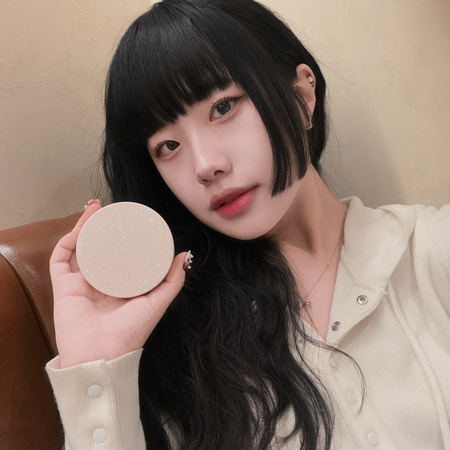 #광고 올영세일에서 쟁여둘 선쿠션 추천!
40%나 세일중인데 이걸 지나쳐..?🫢

톤핏선의 듀이커버 선쿠션과 톤업선쿠션 두가지 제품 써봤는데요!

☝🏻
우선 커버 선쿠션의 
붉은기를 잡아주는 광채 커버 쿠션이라고 소개할 수 있겠습니다 💫
커버가 진짜 잘되더라구요..? 잡티나 홍조까지 자연스럽게 커버되면서 선케어까지 되다보니 저는 급할때 이것만 써도 충분했어요!!
광채도는 건강한 피부 연출을 원한다면 추천!
 ✌🏻
다음으로 톤업 선쿠션은 핑크베이지빛이라 노란기를 잡고싶은 분들에게 추천드려요 
속광은 은은하게 살리면서 산뜻보송하게 마무리되는 세미매트 제형인데다가 톤업이 24시간 유지되어서 하루종일 생기있고 산뜻한 느낌을 주고싶다면 완젼 추천 💓
🔔
12.01-12.07 올영 세일기간동안 소개드린 제품들은 40%할인하여
24,000 -> 14,400 원으로 만나볼 수 있어요!

-
-
-
-
-
#제품협찬 #톤핏선 #커버선쿠션 #톤업쿠션 #선쿠션 #파데프리 #핑베톤업 #올리브영선쿠션 #올리브영선크림추천 #뷰티모델 #koreangirl #kbeauty #selfie