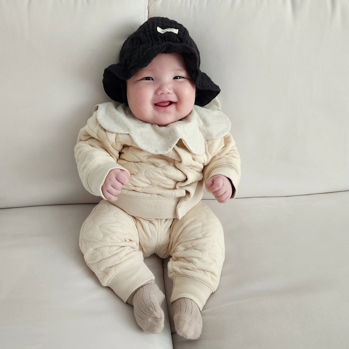 귀염둥이 109DAYS_🤍
8.48kg / 65cm / 80~90size 
.
.
* #백일의기적 이 올 뻔 했으나 스치듯 지나감
* 옆잠베게를 졸업할뻔 했으나 똑바로 자면 금방깸
* 아직도 배고파서 밤에 맘마를 찾음
* 요즘 분태기인지 한번에 평소 먹던 양을 안먹을때가 많음
* 조만간 이유식할듯 ...
* 목소리가 커짐
* 쪽쪽이보다 주먹고기를 좋아함
* 그래도 잘때에는 쪽쪽이필수 ㅎ 
* 장난감에 관심을 가지는 듯 했으나 아직도 모빌을 제일 좋아함

간단한 #성장보고서 👶