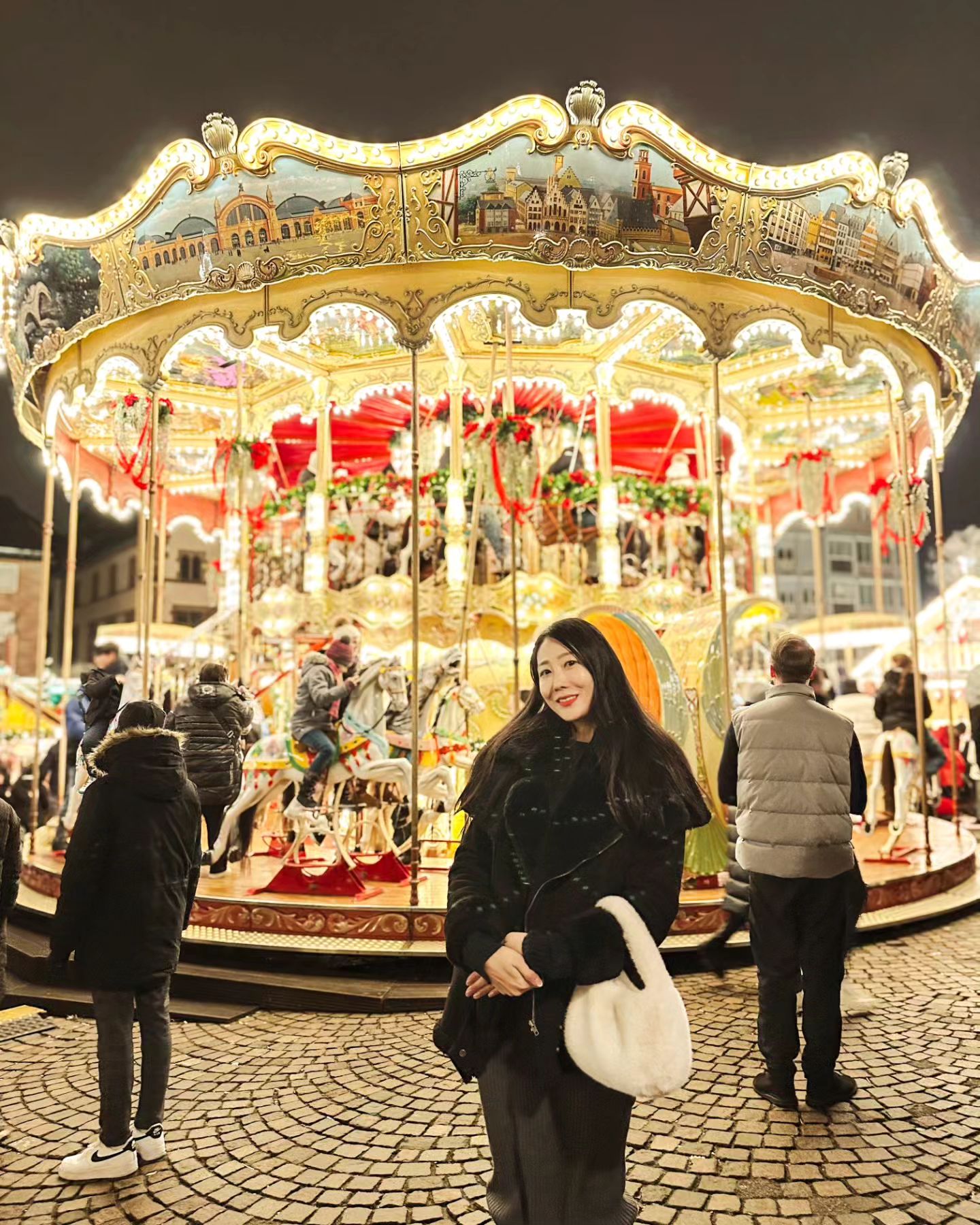 #크리스마스마켓🇩🇪
독일사람 연말을 제대로 즐기는구먼
.
.
화려하고 아름다운 회전목마🎠
추운 몸을 녹여주는 글루뷔인🍷
거대한 크리스마스 트리🎄
예쁜 유럽의 거리, 크리스마스 상점들까지
크리스마스에 완전 진심이여~~
.
.
#뢰머광장 #romer
#프랑크푸르트 #frankfurt
#독일여행 #버킷리스트완료 #또따남
#트래블강주부 #여행중독
#여행스타그램