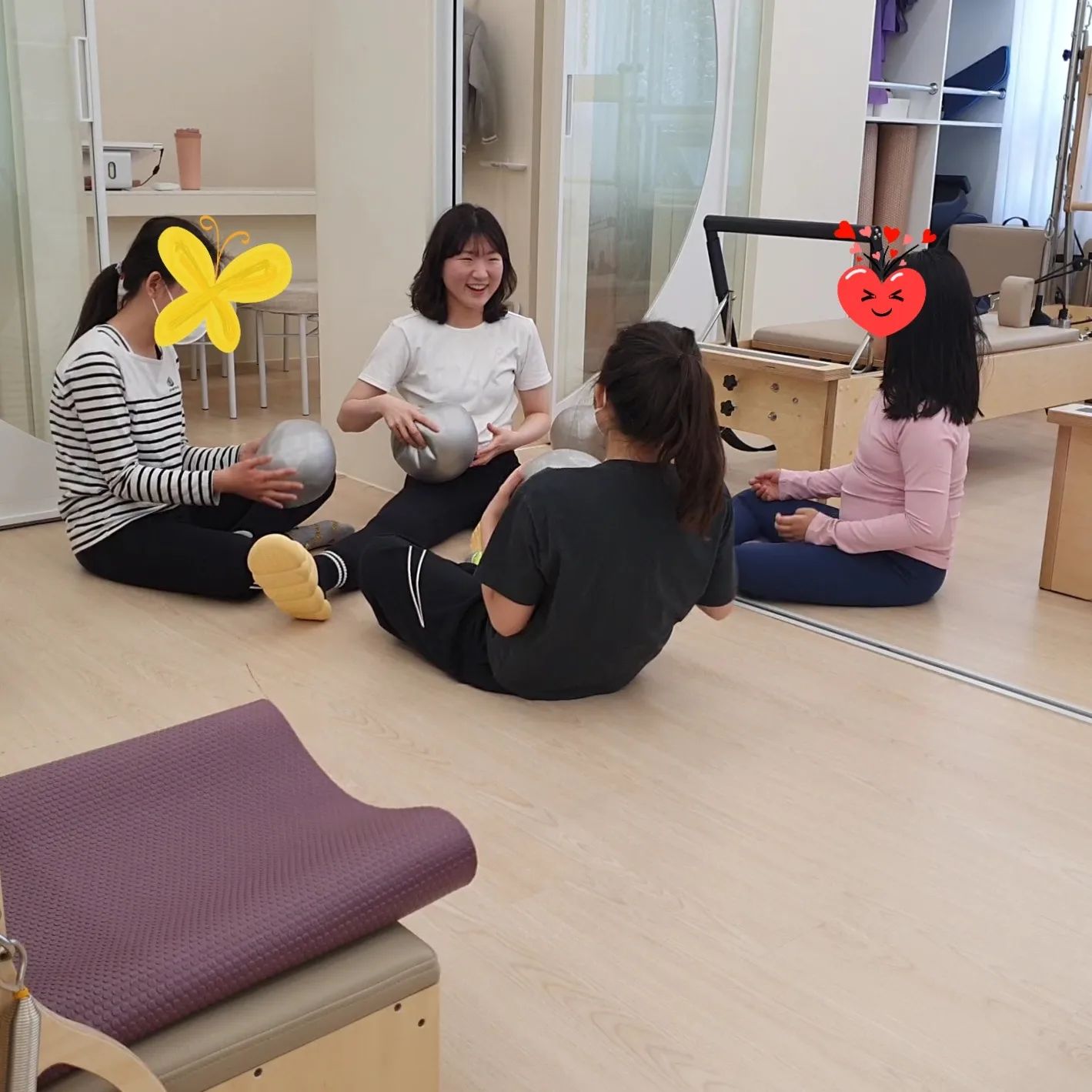 초등학생 친구들과 필라테스🤸‍♀️
.
키즈 필라테스를 진행한지 벌써 8개월
.
나는 운동을 더 건강하기 위해 스스로 하는 것이라 생각하는데 아이들은 학원이라고 부르더라..
.
아이들의 의지가 아닌 부모님의 의지로 필라테스를 시작하는 경우가 많아서 학원이라 하겠지..?
.
아이들에게 필라테스를 알려주고 재미를 붙여서 부모님이 보내서가 아닌 스스로 운동하러 오고 싶은 공간이 되길 바라는 마음🌱
.
그래서 때로는 동네 언니처럼 같이 웃고 떠들며 아이들과 소중한 추억을 하나씩 쌓는 중
.
이 친구들이 나중에 커서 나랑 필라테스했던 시간들을 행복하게 기억하길🙏
.
지치지 않는 체력에 난 넋이 나가지만 순수한 아이들의 마음에 스며들어 같이 열심히 놀게되는 그런 재미가 있다.
.
우리 친구들은 공놀이를 엄청 좋아해요ㅋㅋ 나는 너희랑 노는 거 재밌고 좋아
.
다치지만 말자❤️
.
#키즈필라테스 #힘들지만행복해