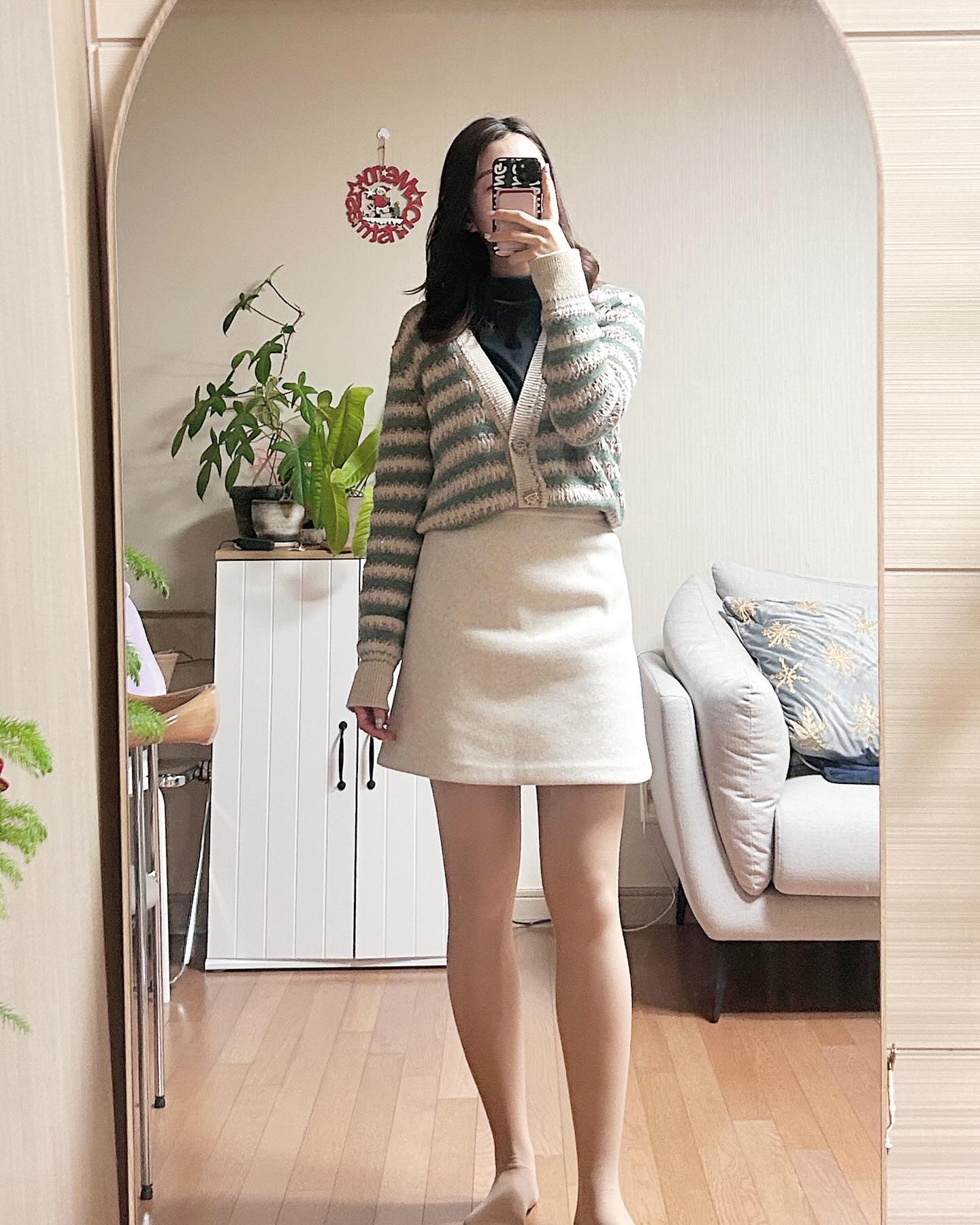 #glamjh_ootd #뗘니룩 
폭설 내리는 날 장어 먹으러 가는 코디💓

Top : frenchaube 
Cardigan : time___official 
Outer : atheacc_official