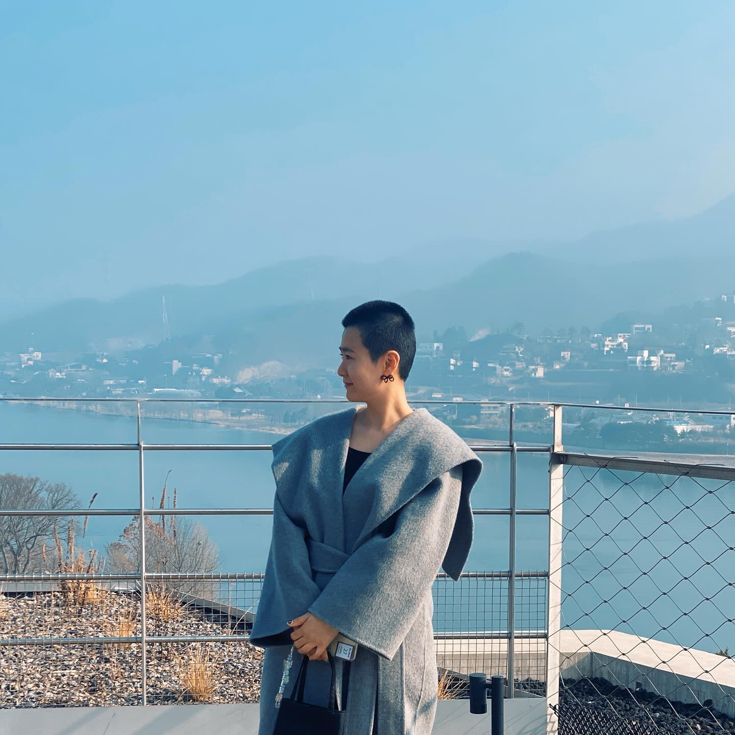 콧바람 쐬며 기분이가 좋았던 #북한강스타벅스 🤓 사람없는 시간에 가서 더더욱 🌝 #스타벅스리저브 #북한강스타벅스리저브 #북한강애견동반 #꽃쟁이로윤 #플로리스트일상 #망원동빡빡이이모