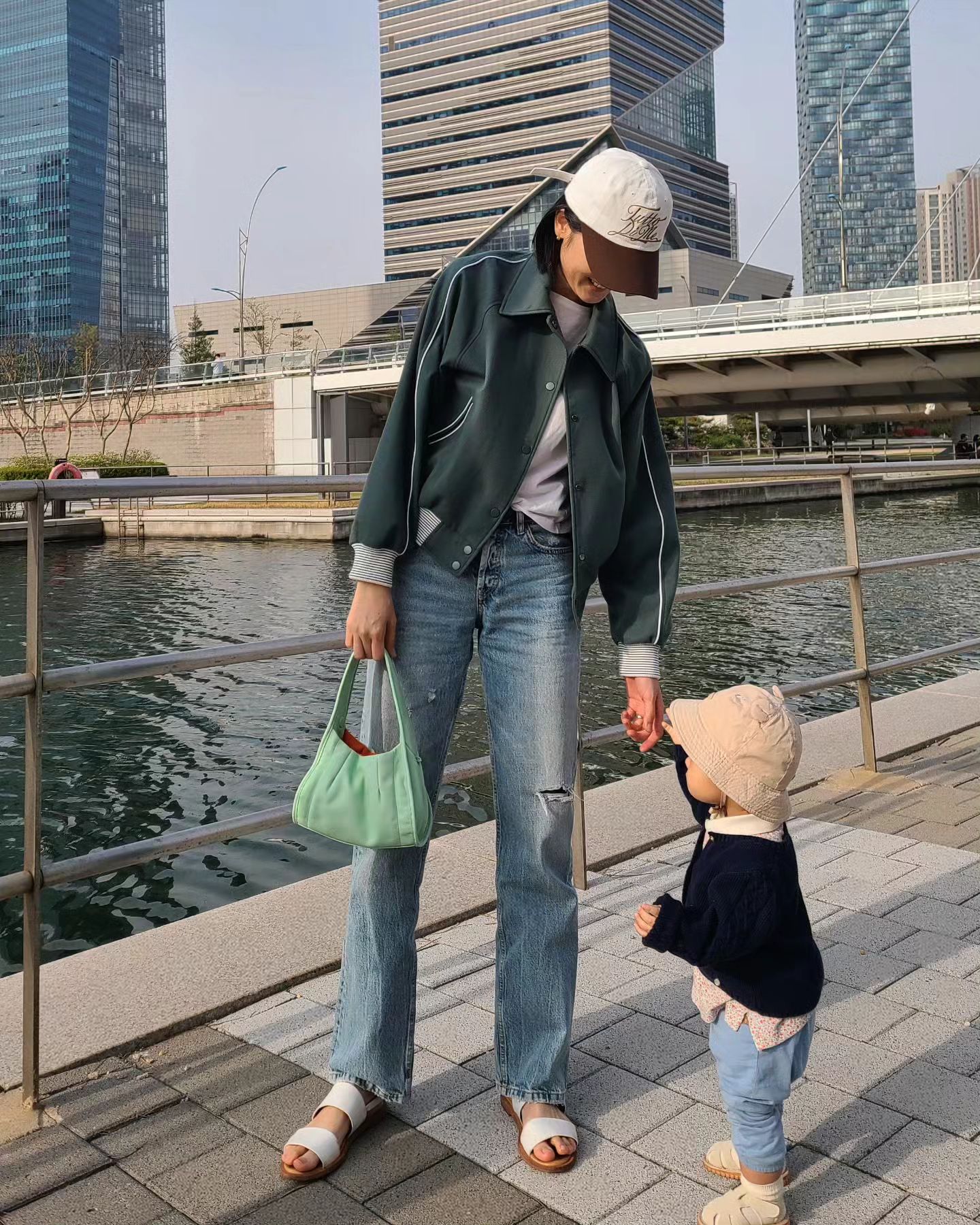 일주일 내내 감기몸살로 손놓고 있던
일들로 반나절 쓰고 
이제 혼자 손놓고 걷기 시작한
우래기 마음껏 걷게 해주기.

미세먼지걷히고 나면 더 자주 걸어보자 아가👼💚