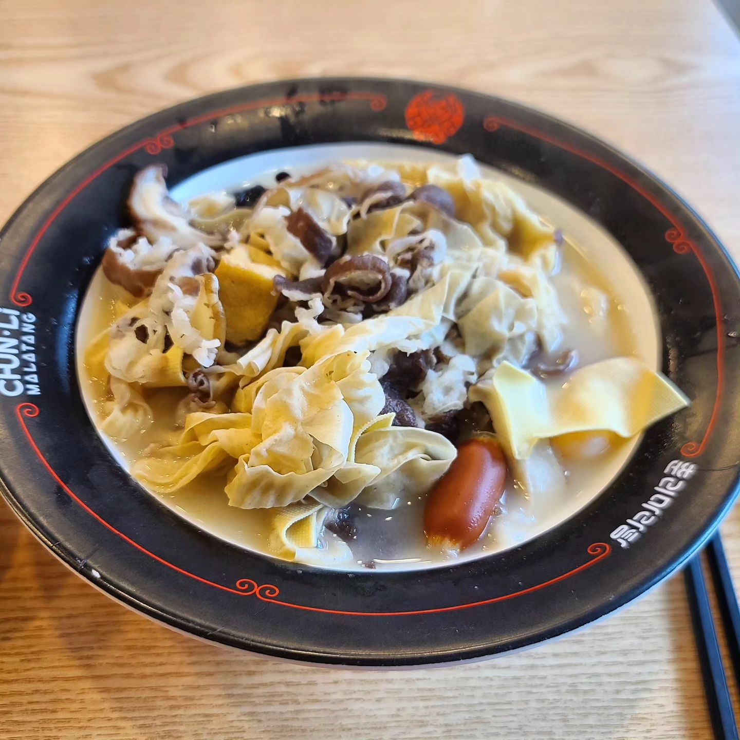 #경산마라탕#마라탕맛집

비오는날에는 짬뽕이 땡겼지만
요즘엔 마라탕이 자꾸 땡기네요😭
그래서 방문한 #춘리마라탕

깔끔하게 재료가 준비된
셀프바에서 취향껏 듬뿍담으면
준비끝🤗

100g에 1900원인데 
고기도 같은가격이라
이렇게 담아서₩10.800원
마라탕 시켜먹을때비하면
엄청 부담없는 가격입니다

개인적으론 숙주.버섯류.유부.두부피,고기
취향이라 즐겨먹습니다😋

매장에서 먹으면 음료서비스주셨고
밥은 잡곡밥에 양껏드시면 됩니다👍

#춘리마라탕중산점
❣️경북 경산시 경산로 280 501동 09호
⏰️10:00~23:30
🚗상가주차장 이용가능