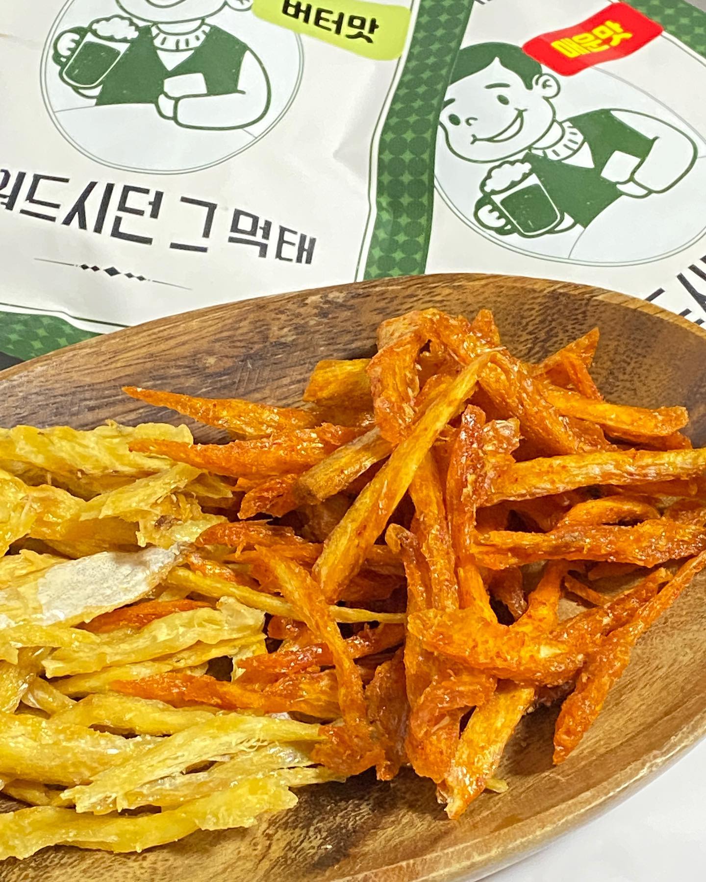#협찬 #먹태 #양념먹태 #안주추천 #맥주안주

맥주안주로 딱 좋은 먹태😋
이번에 버터맛, 매운맛 두가지 있는 제품을 찾았어요🍻

"그옛날아버지가 구워드시던 먹태"
포장도 깔끔해서
차나 캠핑가서 먹어도 좋겠더라구요

맥주를 좋아하는 저로서 마른안주 먹는걸 좋아하는데🍻
이번 아버지먹태🔥
맛도 두가지에 바삭하면서 쫄깃한 식감
▪️버터맛은 고소한 맛과 달콤한 맛으로 중독되는 맛이에요
▪️매운맛은 고추장베이스로 버터맛과 또다른 맛을 즐길수있답니다

가격도 저렴한 편이라 어디 여행갈때
구매해가면 너무 좋을거같아요 포장도 깔끔하고 사이즈도 그렇고, 맛도 중독되는 맛이라
계속 손이 간답니다🧚‍♀️

박스로 쟁여놓고 먹게되는걸🫢