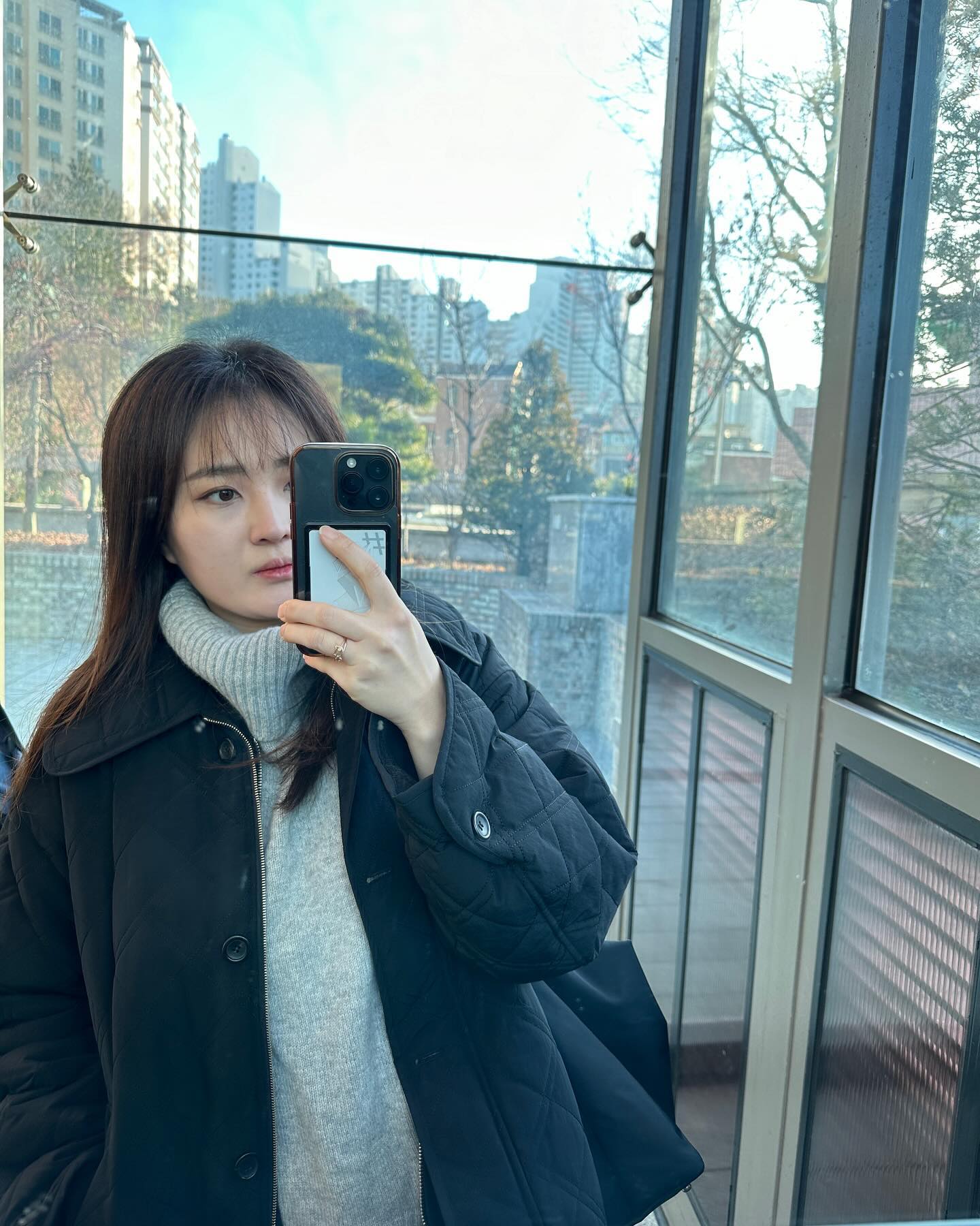 퇴근 후 집에서 올리는 #출근룩기록

오늘은 제가 좋아하는 무채색 코디입니다 흐흐

아우터 : #비뮤즈 #먼트패딩
상의 : #오케플 #캐시미어린느폴라
바지 : #슬로우앤드 #투데이데님
추울까봐 껴입은 밍크베스트 : #드혀니 #밍크베스트
가방 : #유메르 #파나슈백
