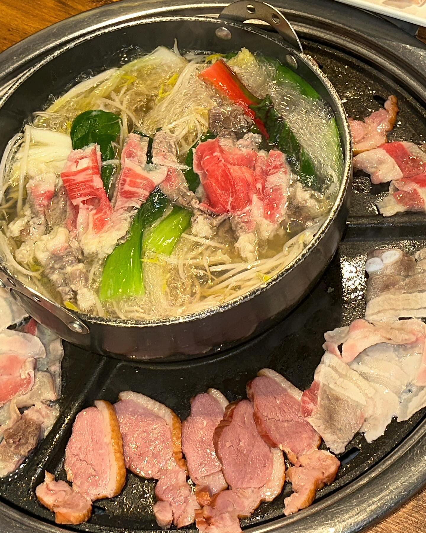 #협찬 야채는 살안쪄! 오늘 샤브샤브 어때?@@
잠실 샤브샤브 맛집📍퀸즈가든 잠실방이점

✔️ 잠실역에서 도보로 10분 정도 위치, 방이 먹자골목에 위치 
✔️ 퀸즈가든에서는 우삼겹, 차돌, 훈제오리 등을 취향에 맞게 구이, 샤브샤브, 월남쌈꺼지 맛보실수 있어요! 
✔️ 먹고 싶은 만큼만큼 무한리필 되니 너무 좋아요! 또 맥주 무제한이 진짜 최고! 회식으로도 좋네요!

📖 제가 먹은 메뉴 
디너 스페셜 세트 2인+맥주무한리필 2인
(소고기샤브샤브+차돌박이+훈제오리+우삼겹+삼겹)

🗺 위치: 서울 송파구 올림픽로32길 22-20 (방이동) 2층
⏰ 영업시간: 11:00~22:00

단체모임 하기 좋은 여기 @@가자ㄱㄱ

🤍다음 피드가 궁금하다면?➡️ w_w_dodo 
🤍먹팔 환영💞 댓글 남겨주세요❣️
🤍#도도_송파구 

 #잠실맛집 #잠실역맛집 #방이동맛집#방이동회식#방이동모임#방이동점심 #먹팔 #먹팔맞팔 #먹팔해요 #맛스타그램#먹스타그램 #먹스타맞팔 #좋반 #좋아요#좋반테러 #좋아요반사#좋아요테러#인친#소통#맞팔 #선팔#선팔하면맞팔