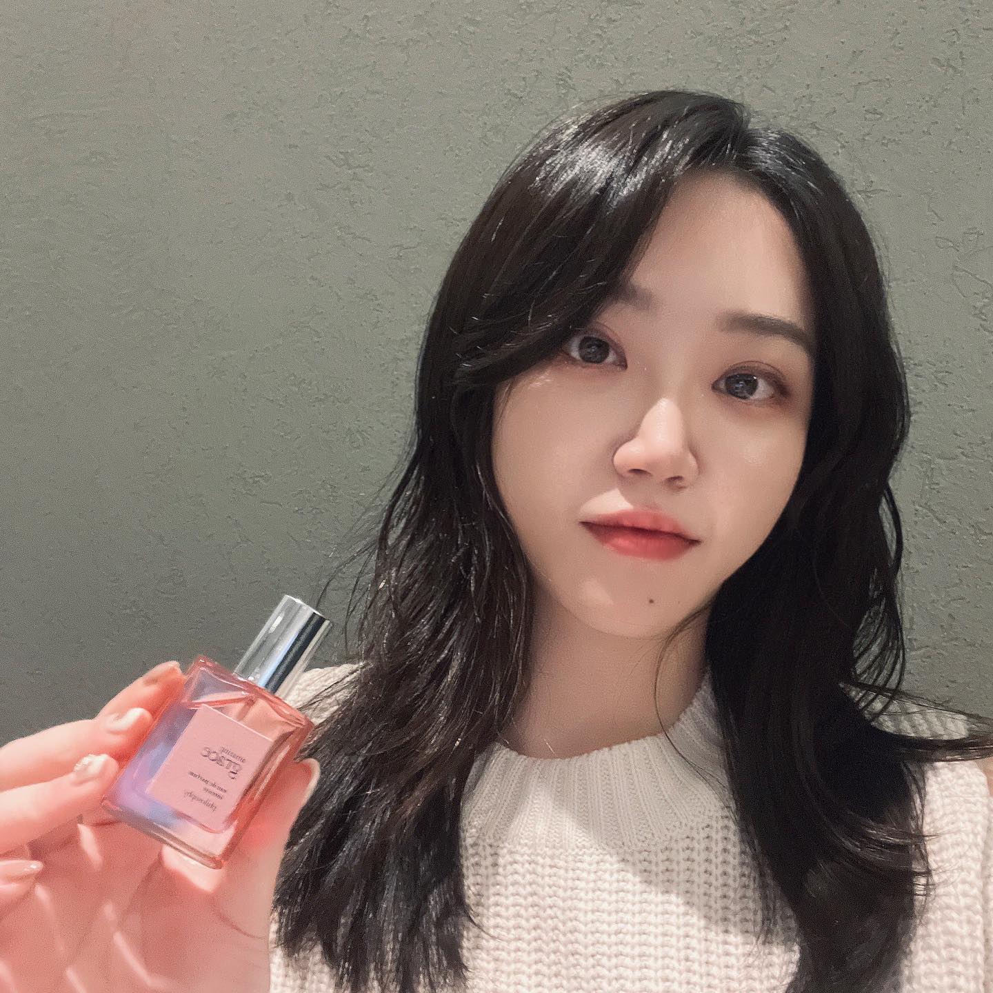 #협찬
미국 판매 NO.1 향수로 유명한 브랜드 필로소피🩷

어메이징 그레이스 인텐스 오 드 퍼퓸 향 너무 좋더라구요🫢🫶🏻

풍부하고 달콤한 베리, 그리고 지속 가능한 방식으로 공급된 로즈 앱솔루트, 필로소피의 시그니처인 부드러운 머스크로 구성되어 있는데요🩷 
긴 시간 동안 사용하기 위해 특별히 고안된 오 드 퍼퓸인 만큼 하루 종일 달콤하면서도 머스크향이 은은하게 나서 좋았어요🩷
 잔향이 더욱 오래 가도록 같은 라인의 바디워시와 로션을 함께 사용 하면 지속력 UP된다고 하니 같이 사용해 보고 싶더라구요🩷

흔하지 않은 달달 뽀송함이라 너무 추천해요🩷✨

#필로소피 #필로소피향수 #어메이징그레이스 #오드퍼퓸 #살냄새향수 #향수추천 #올리브영향수추천 #어메이징그레이스인텐스 #얼루어
