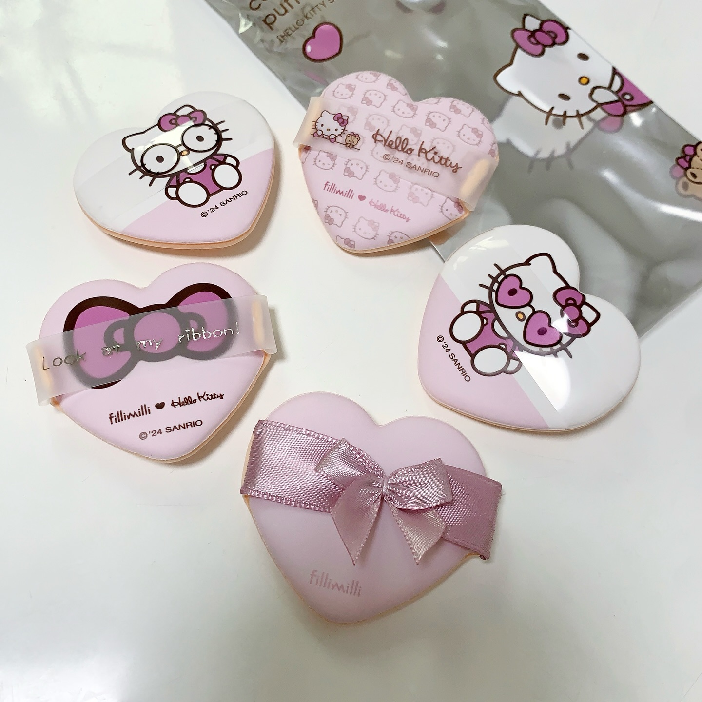 #광고 #필리밀리헬로키티 🎀

필리밀리X헬로키티 쿨키치 에디션
유난이다 유난~~ 올영 달려갔더니 
이미 다 품절이라 맨손으로 온 ㄴ ㅏ😆

필수템인 눈썹칼, 헤어핀, 퍼프, 브러쉬를 
이렇게 귀엽게 만드는데 
이거 그냥 지나칠 사람 있냐구! 🩷
하트쿠션퍼프 귀여운 것 좀 보세요
팩트 열때마다 꺄~악 소리 나올 듯
브러쉬컬렉션도 재입고 기다려서 
꼭 품을거라며 ㅠㅠ 

🫶

#필리밀리 #필리밀리X헬로키티 #쿨키치에디션 #헬로키티에디션 #하트쿠션퍼프 #쿠션퍼프추천 #10월올영픽 #15그램 #15그램뷰티 #15그래머  fillimilli_official