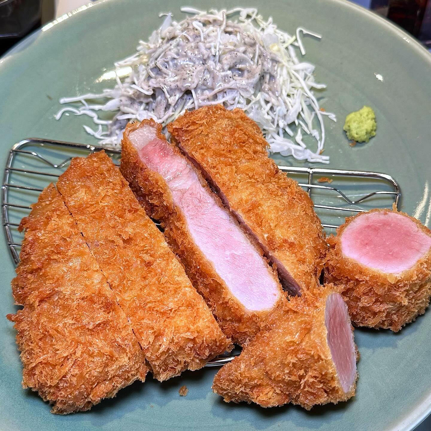 서울 돈카츠하면? 헤키✨️
웨이팅 뚫고 먹어봤어요🔥
.
.
🐷#헤키
.
.
돈가츠 맛집이라고 명성은 익히 들었으나
웨이팅이 워낙 핫해서 엄두를 못내다가
평일 방문 도전🔥 결과는 성공적⭐️
3시에 브레이크타임 시작할 때,
가게 앞 웨이팅 걸어두고 카페에 있다가
5시에 맞춰서 1빠로 들어갔어요😆
평일 5시인데 순식간에 만석이었고
6시엔 대기가 10팀이 넘었더랬죠👀👍
웨이팅이 많은 곳은 이유가 있쪼?🐣
부드러운 육질과 간이 딱 맞는 튀김옷은
얇아서 바삭하고 치킨가츠도 부드럽기가..🫢
트러플 오일 뿌려서 먹어주니 최고최고❤️
웨이팅 해볼만한 가치가 있다‼️🥹‼️
쿨타임 차면 또 갈거예용 :)
.
.
.
🐷haru.heki
🐷서울 마포구 동교로9길 33 1층
🐷영업시간 11:30~20:30, 브레이크타임 15:00~17:00(주말 16시부터), 월화 휴무
🐷상로스카츠 정식₩17500, 토리카츠 정식₩15000
.
.
.
#성장기삐야긔 #Heki
#망원동맛집 #망원동데이트 #망원맛집 #망원맛집추천
#마포맛집 #마포데이트 #마포구맛집 #망원시장 #돈가스
#돈카츠맛집 #돈가스맛집 #돈카츠 #망원카페 #마포카페