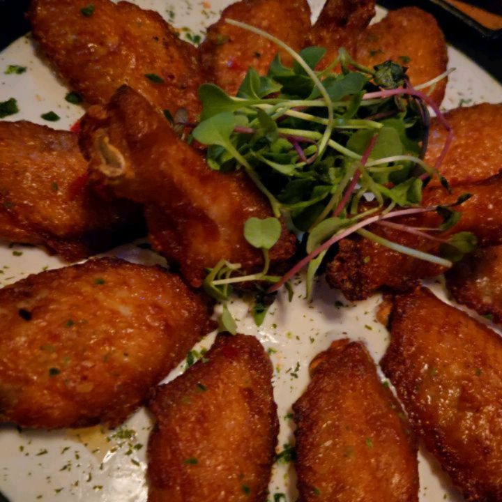 #협찬
.
.
.
계란찜 콘치즈 팥빙수가 서비스 안주로 나오는 서비스 팍팍주는 '홍가' 시원하고 얼큰한 국물! 무한리필 홍합탕이 있는 술집🍻

대흥동 우리들공원 바로앞에 있고 14년간 한자리에서 
사랑받으며 꾸준히 자리잡고있는 90년대 레트로풍 요리주점❤️

다양한 주류 및 안주 메뉴로 인기를 끄는 홍가 대흥동 포차✨️

따뜻하고 아늑한 조명과 홍합껍질 인테리어 소품, 
친구 모임이나 단체모임 데이트 장소로도 적합한👍
편안한 좌석 배치와, 편안한 음악, 친절한 서비스.

다양한 종류의 주류: 소주, 맥주, 칵테일, 와인, 사케 등.
안주도 다양하고 맛있고 창작 메뉴나 시즌 한정 메뉴도 제공.

까도까도 계속 나오는 (무한리필 홍합탕)도 대박. 25000원
(페퍼윙크): 고소한크림치즈 위에 닭날개와 닭봉이 올려져 나오는 페퍼윙크. 가라아케느낌😄 고소한크림 치즈를 듬뿍
찍어먹으면 풍미가 더해지는 18000원 맛도리 안주🍗

사장님도 직원분들도 너무 친절해서 기분 좋아지는 낭만포차.
안주 하나하나 가성비있고 맛있어서 자주 찾고싶은 ✨️홍가✨️
연말 단체모임으로 추천하고 싶은 대흥동 새벽까지 하는 포차.

대전 중구 보문로260번길 60 ⭕️홍가⭕️ 매일17:00-05:00

#대전대흥동술집#대전대흥동맛집#대전중구청술집#대전홍가
#대전중구청맛집#대전안주맛집#중앙로역맛집#우리들공원
#중앙로역술집#대전중앙로맛집#대전중앙로술집#단체회식
#중앙로안주맛집#대전대흥동인생맛집#대전대흥동데이트
#대전맛집#대전술집#대전대흥동홍합무한리필#연말모임 #대전안주맛집#대전2차술집#홍가대전대흥점#불금#금요일