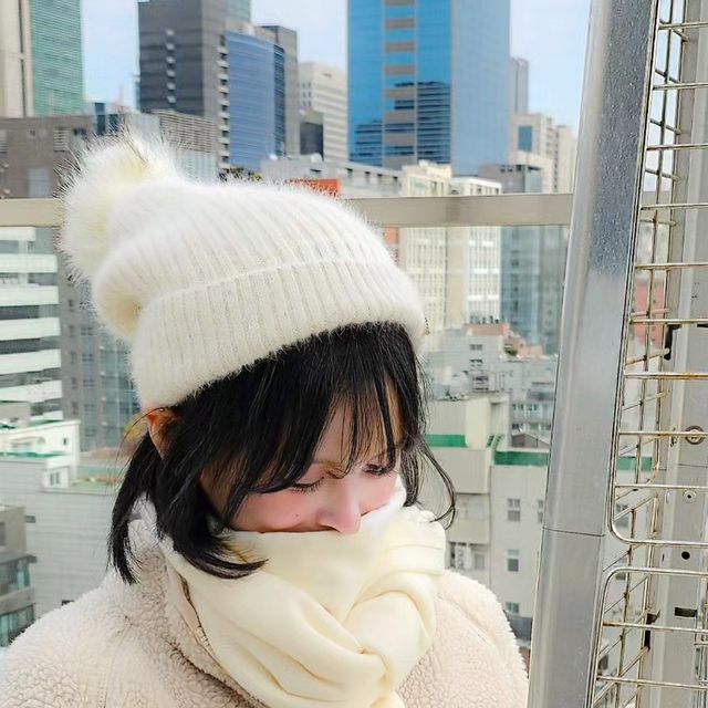 다정 on Instagram: "#광고 #오렌지앨리스 @orangealice_o ⠀ 인간 눈사람으로 변신 ! ⛄️☃️ 그 화룡점정은 바로 머플러 아니겠더요 ! 지쨔 부드러운 원단에 고급지구 영롱한 크림색🤍🤍 따뜻 따